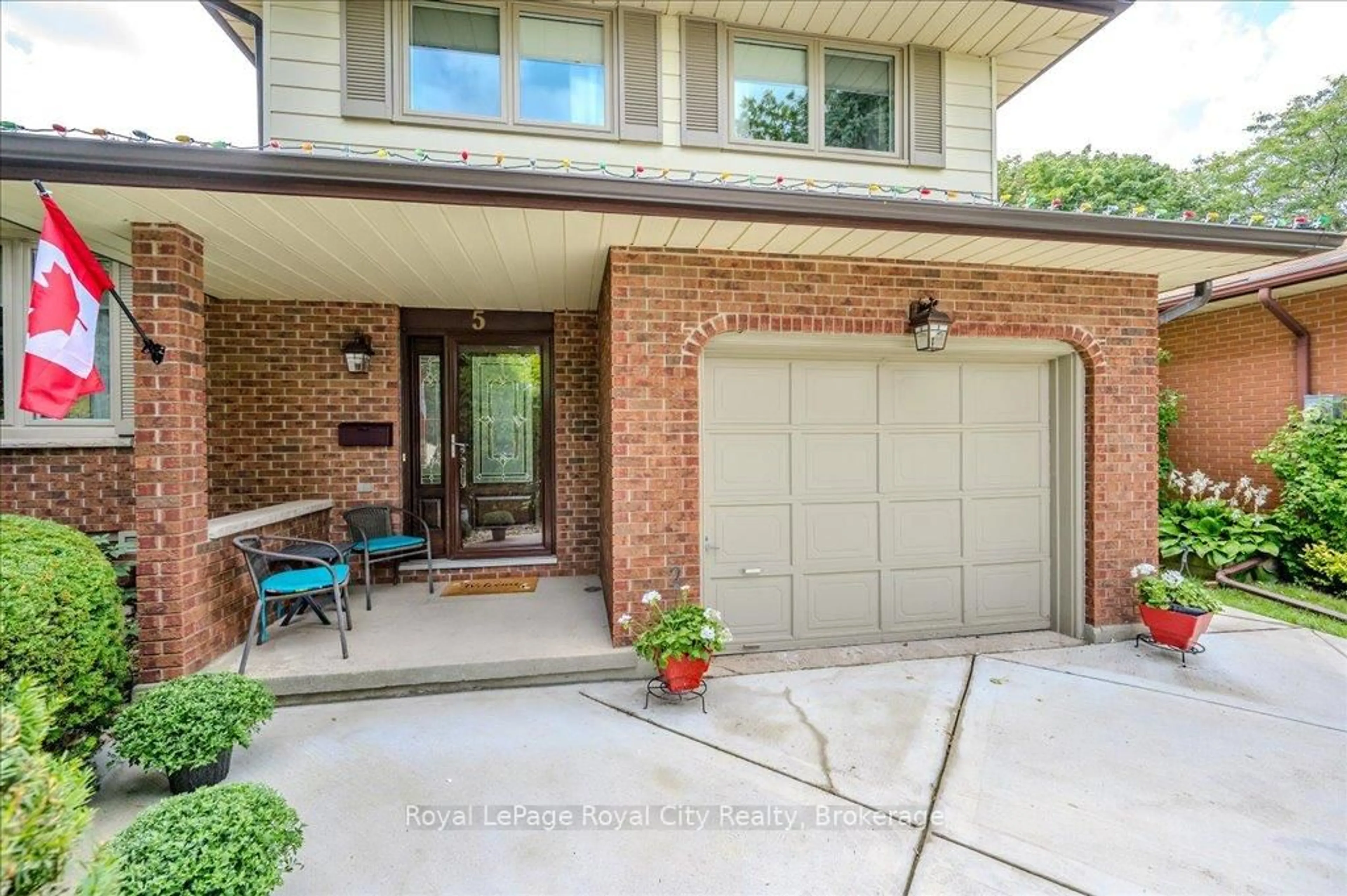 Home with brick exterior material, street for 5 Cabot Crt, Guelph Ontario N1G 3E4