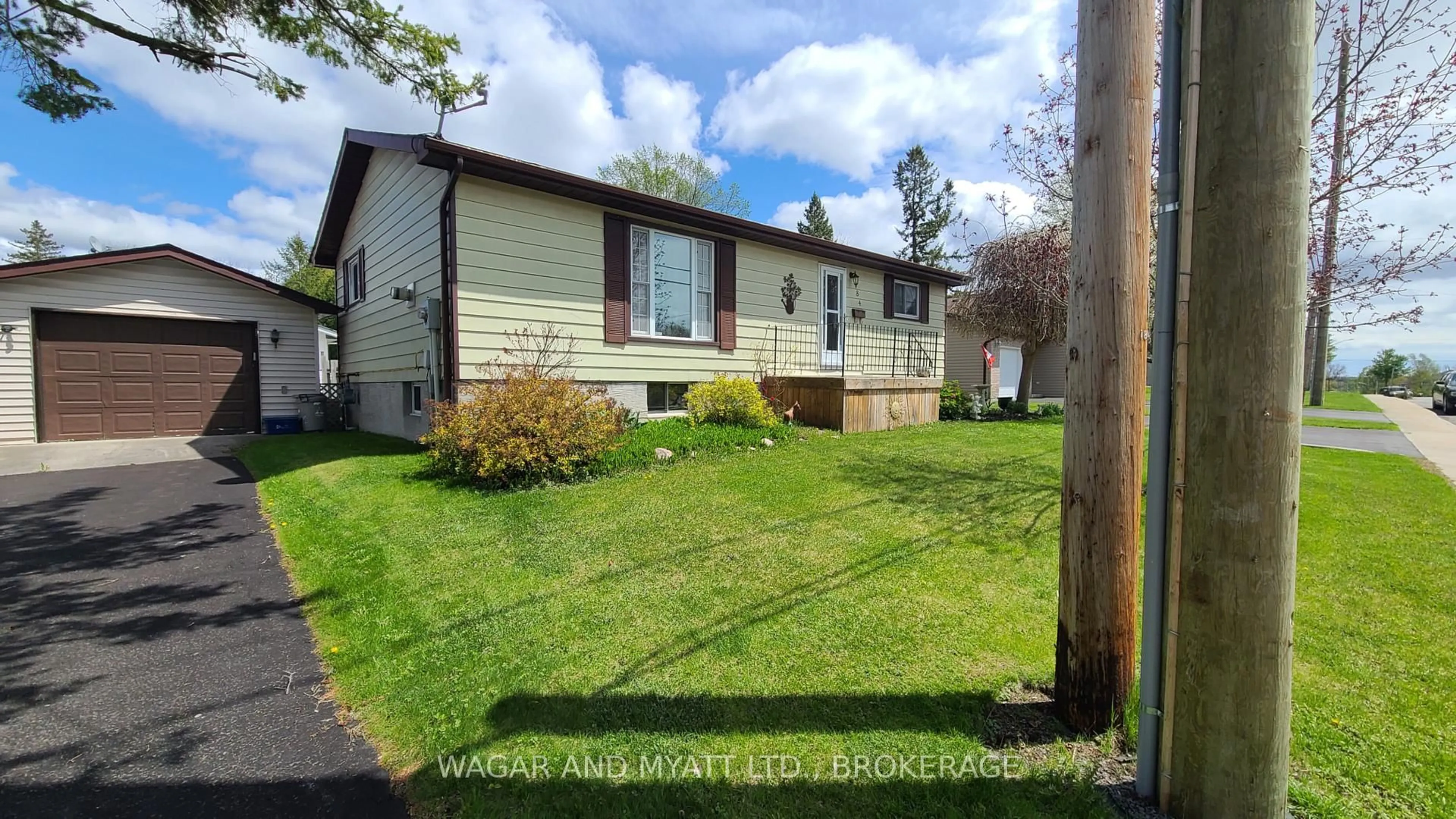 Home with vinyl exterior material, street for 184 Brant St, Deseronto Ontario K0K 1X0