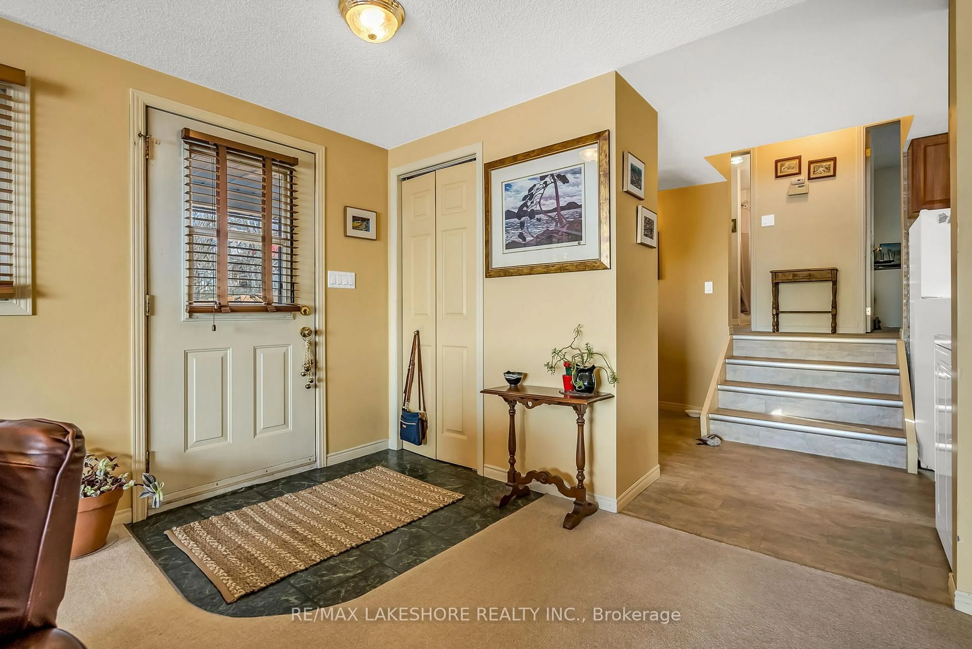 Indoor foyer for 5454 LAKESHORE Dr, Hamilton Township Ontario K0K 2H0