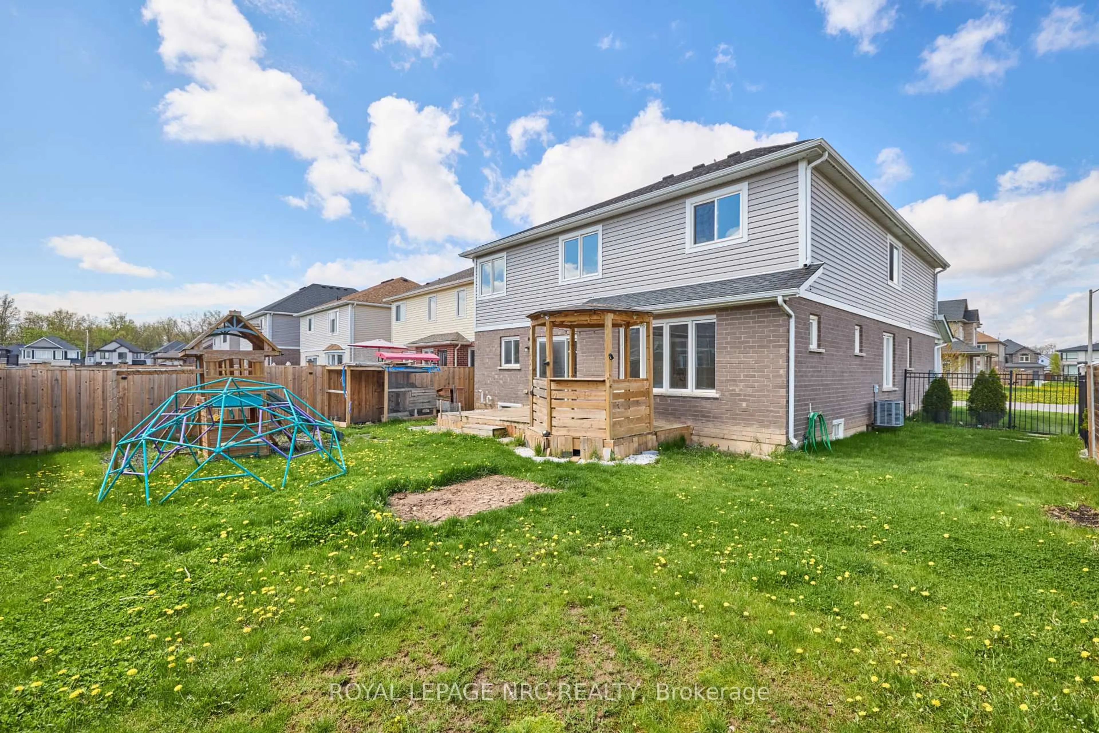 A pic from outside/outdoor area/front of a property/back of a property/a pic from drone, street for 7714 Clendenning St, Niagara Falls Ontario L2G 7T3