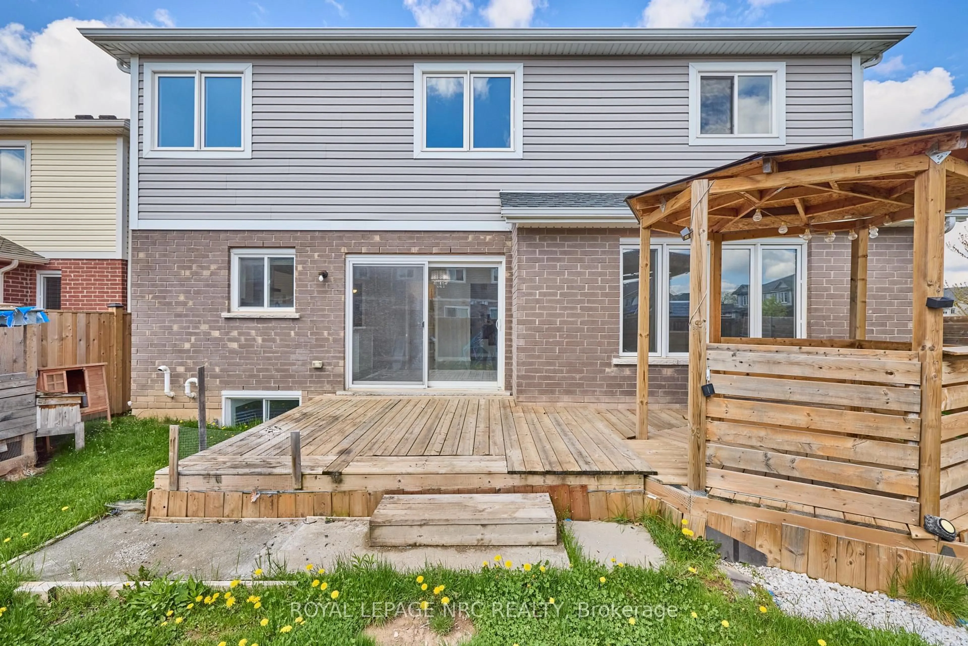 Patio, street for 7714 Clendenning St, Niagara Falls Ontario L2G 7T3