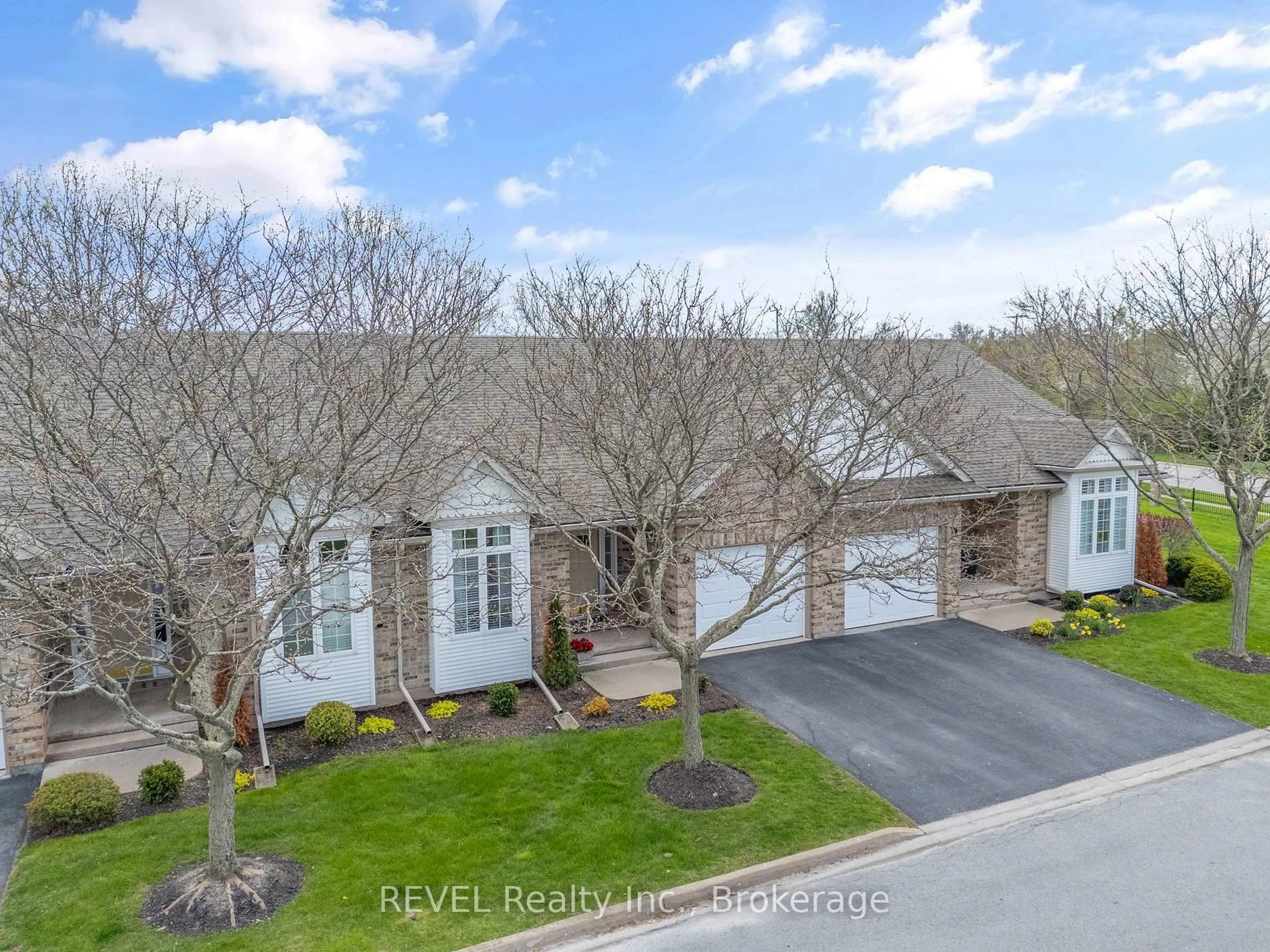 A pic from outside/outdoor area/front of a property/back of a property/a pic from drone, street for 630 Albert St #2, Fort Erie Ontario L2A 6R7