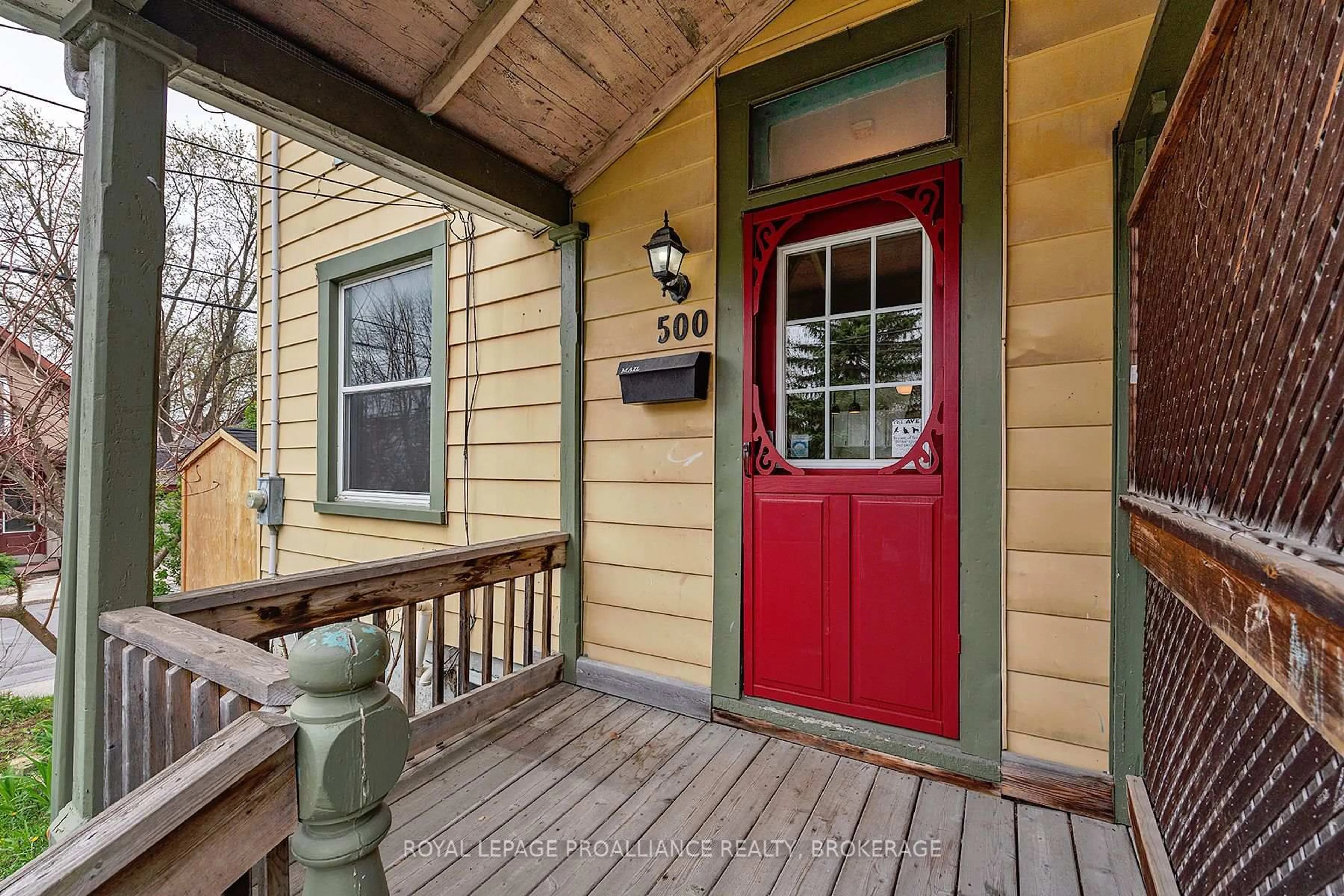 Indoor entryway for 500 Barrie St, Kingston Ontario K7K 3V5