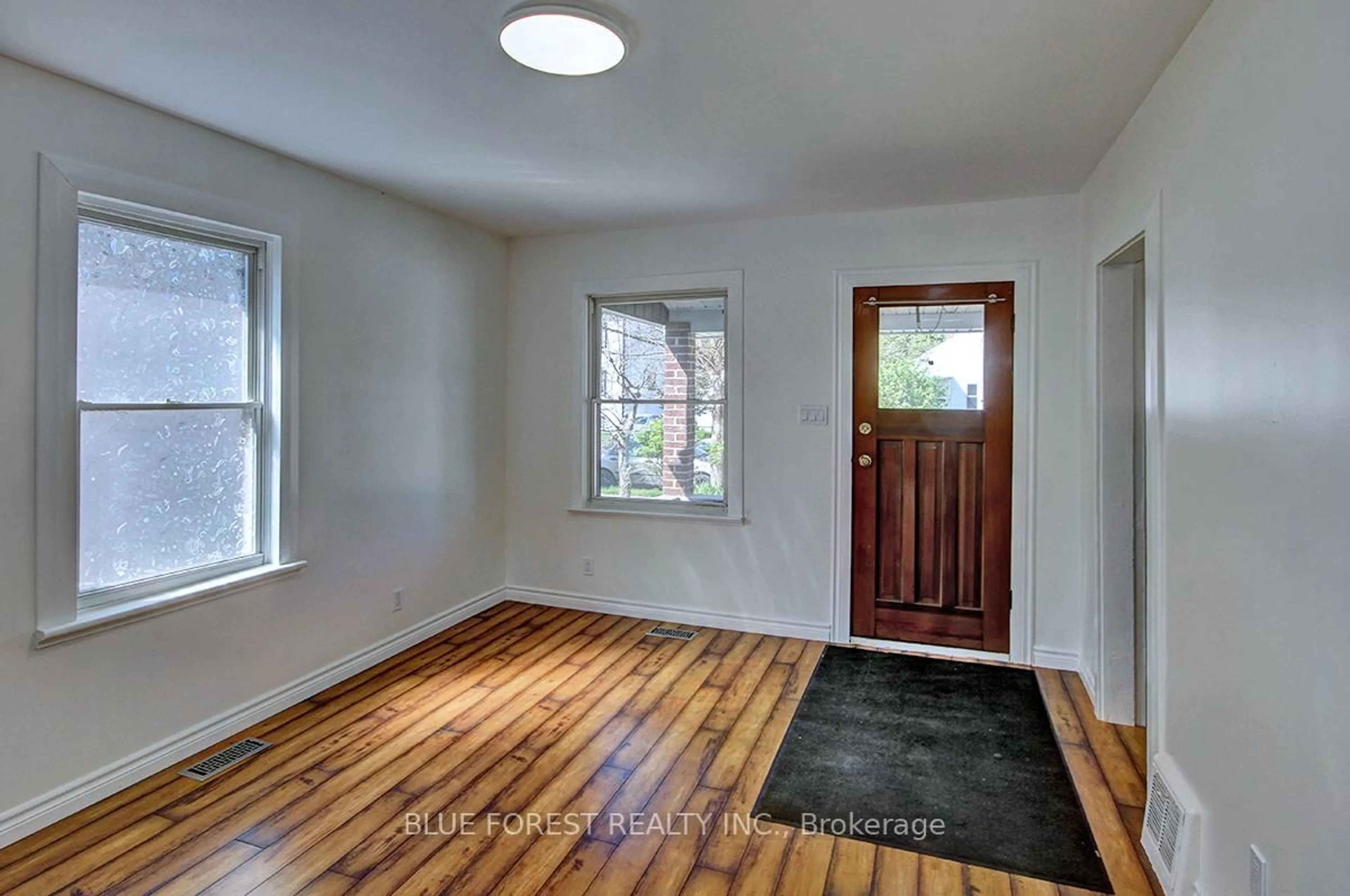 Indoor entryway for 272 Sanders St, London East Ontario N5Z 2T2