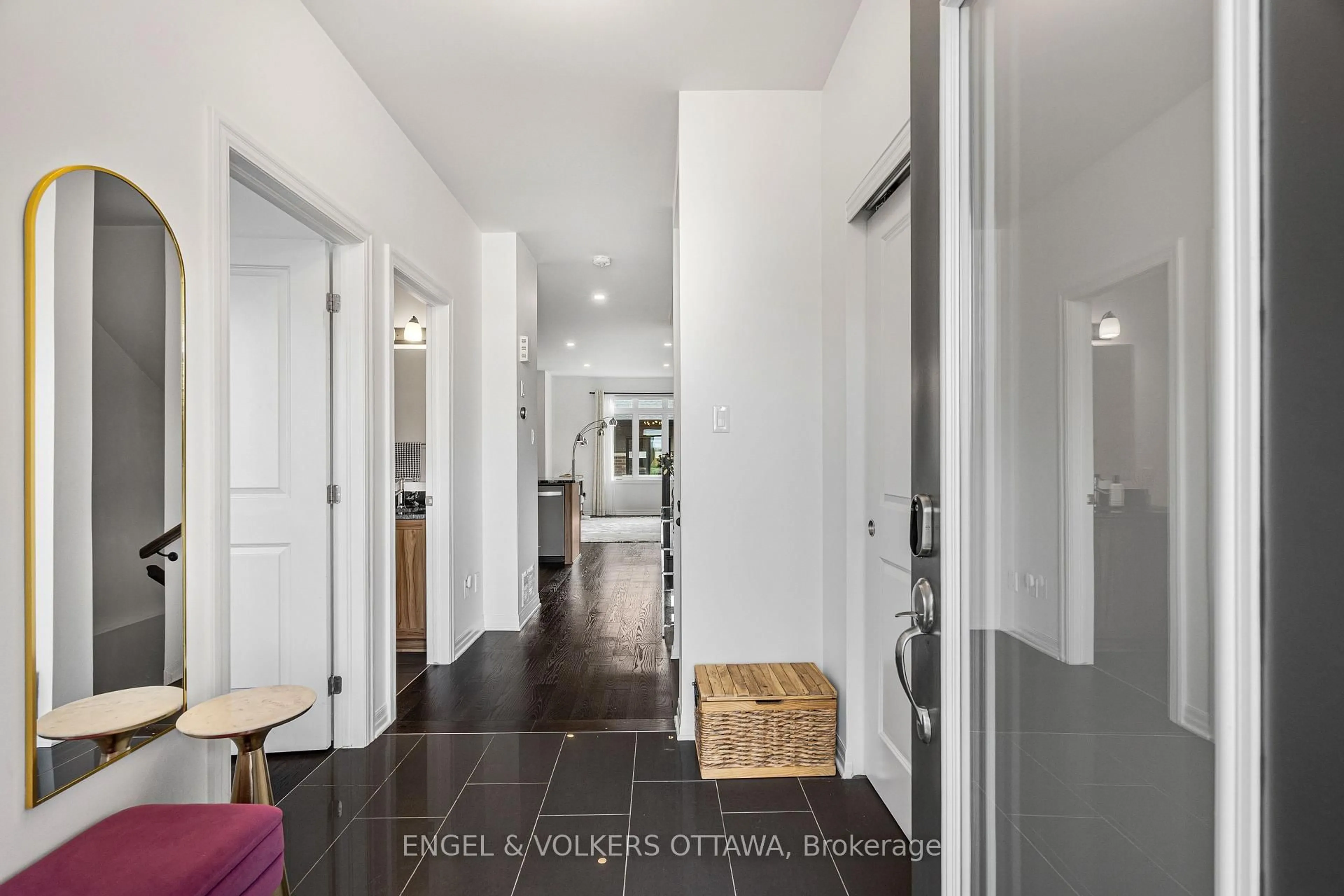 Indoor entryway for 606 Mikinak Rd, Ottawa Ontario K1K 3X7
