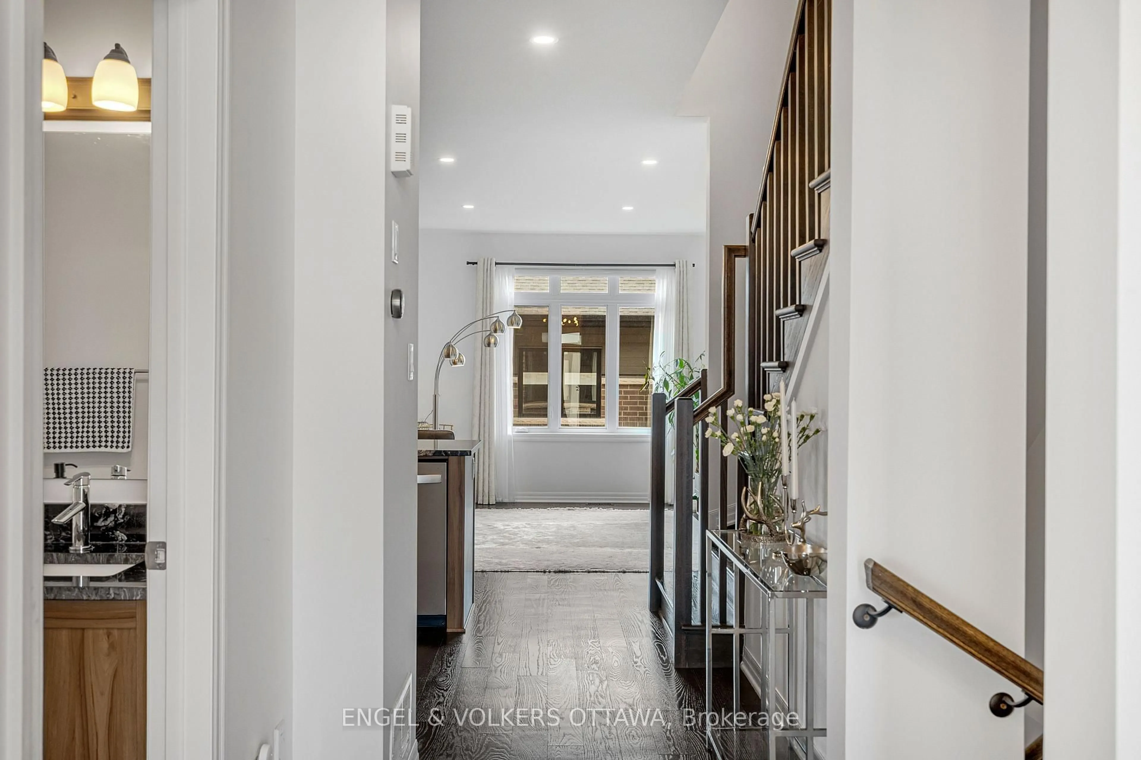 Indoor entryway for 606 Mikinak Rd, Ottawa Ontario K1K 3X7