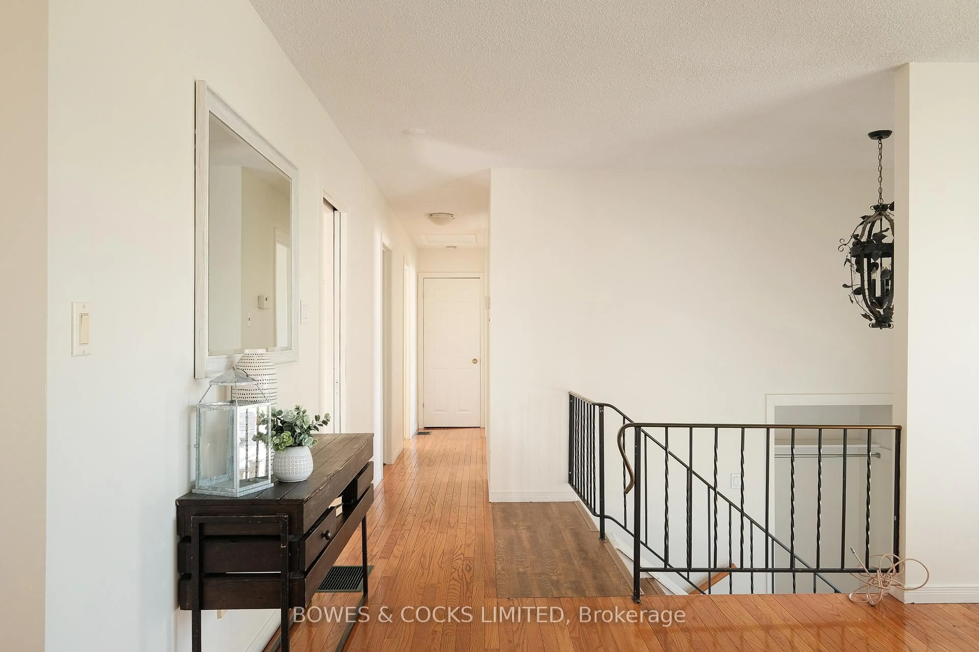 Indoor entryway for 1712 Redwood Dr, Peterborough West Ontario K9K 1M3