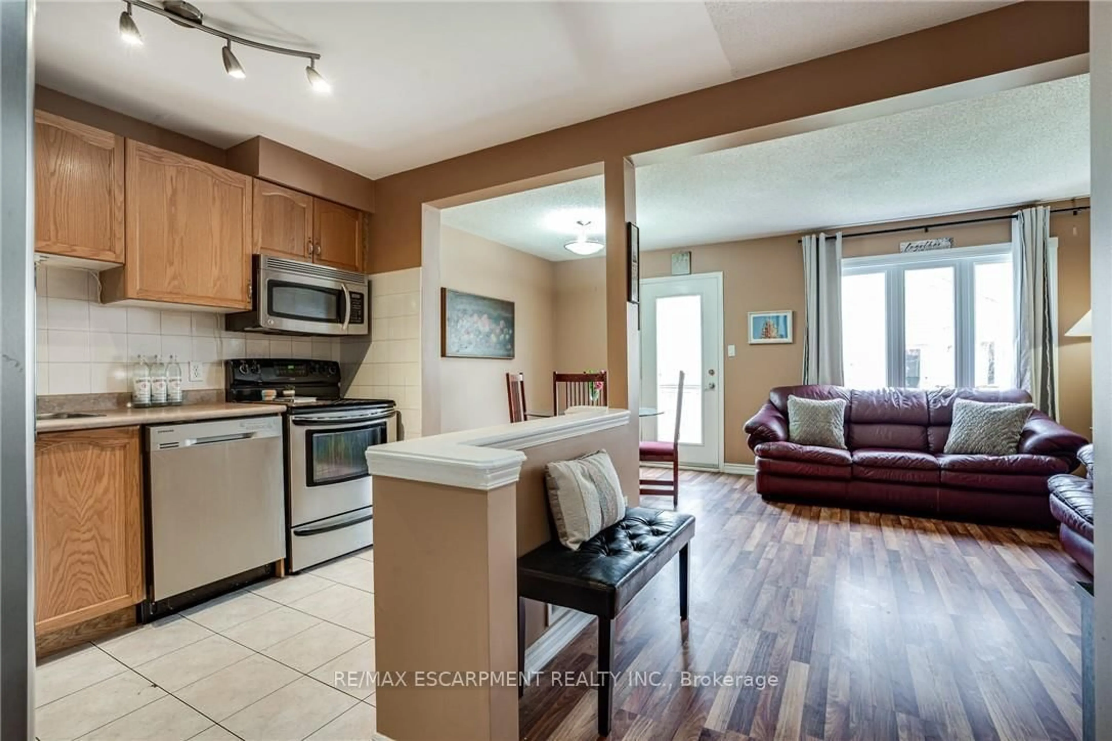 Open concept kitchen, unknown for 1809 Upper Wentworth St #11, Hamilton Ontario L9B 2R9
