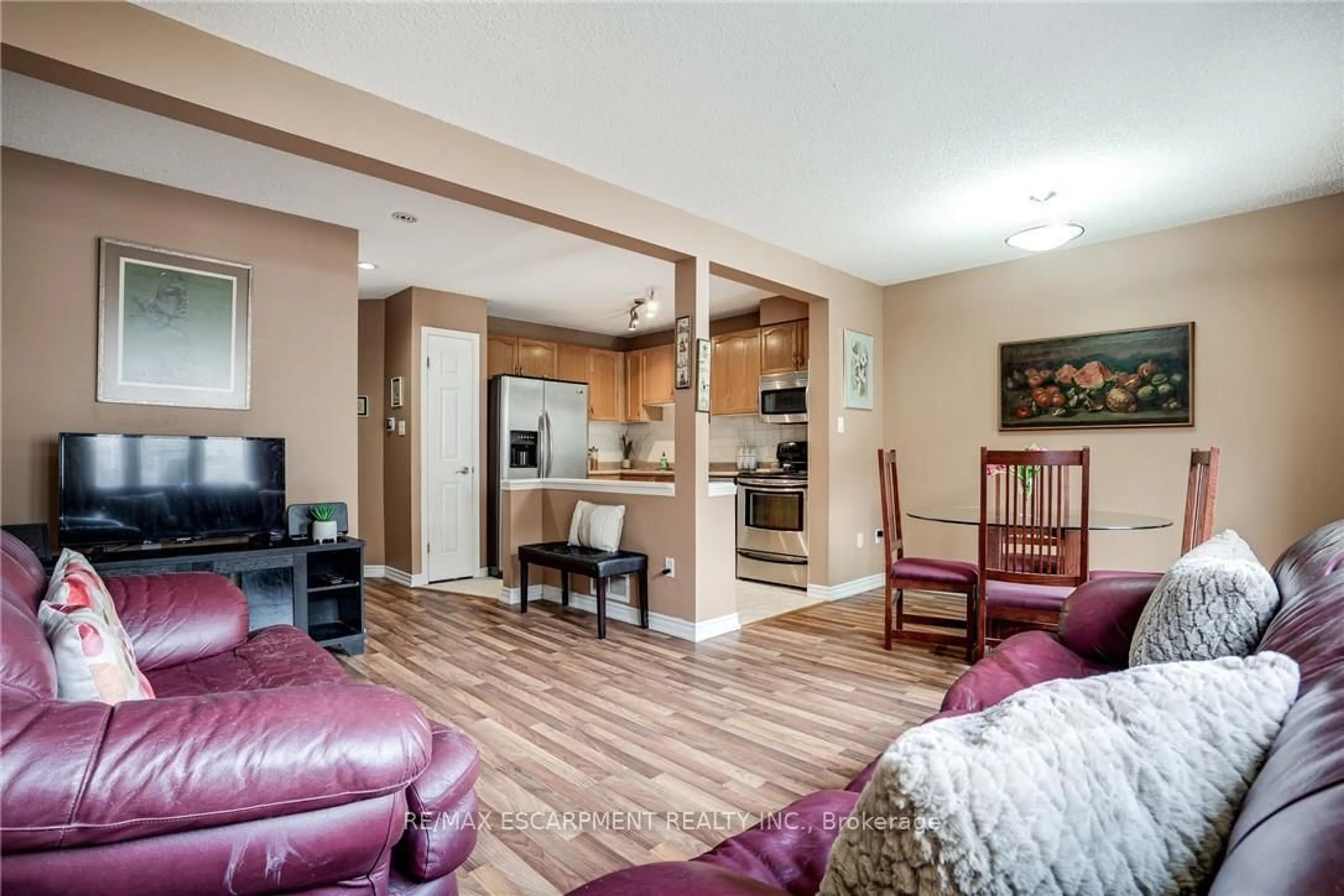 Living room with furniture, unknown for 1809 Upper Wentworth St #11, Hamilton Ontario L9B 2R9
