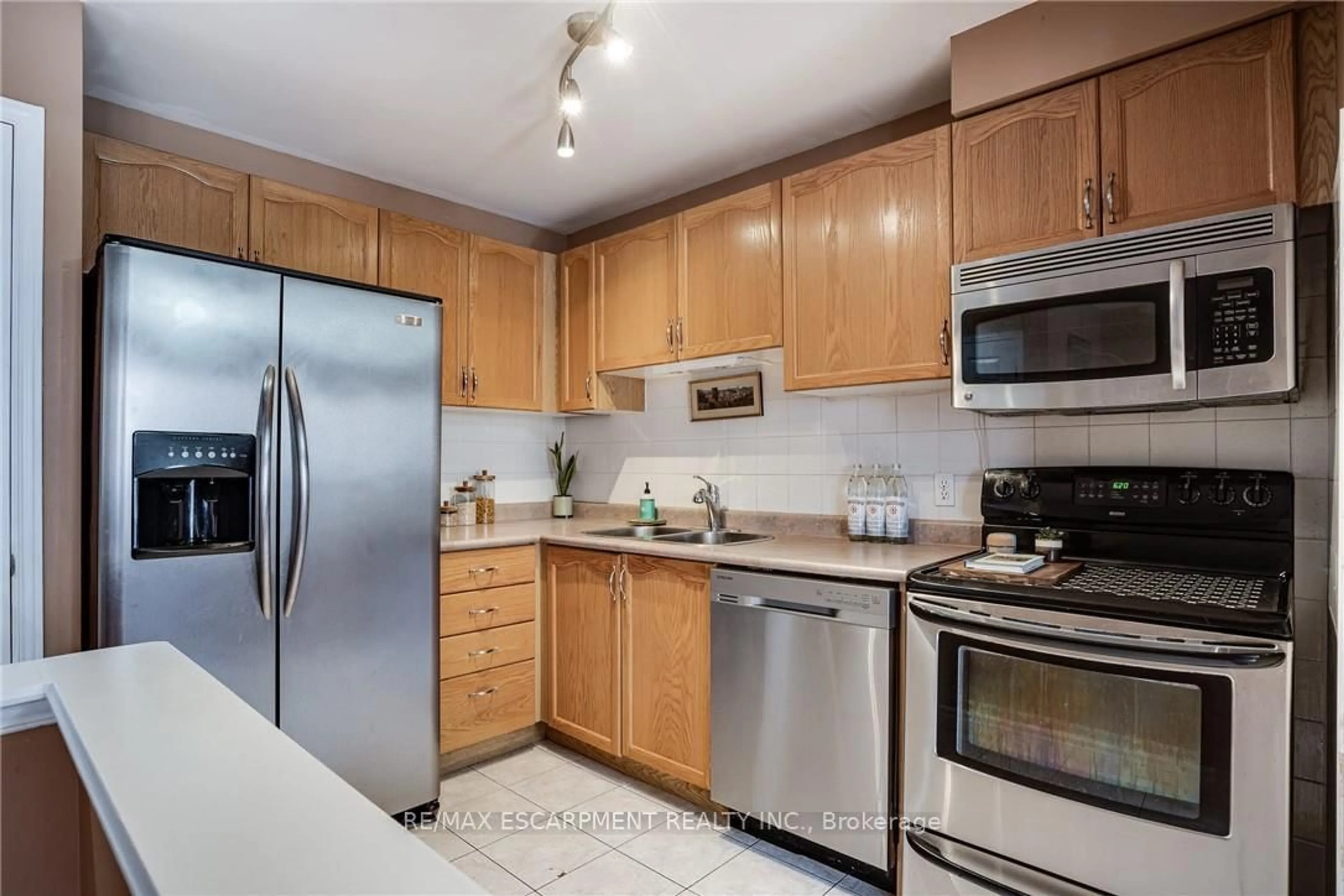 Standard kitchen, unknown for 1809 Upper Wentworth St #11, Hamilton Ontario L9B 2R9