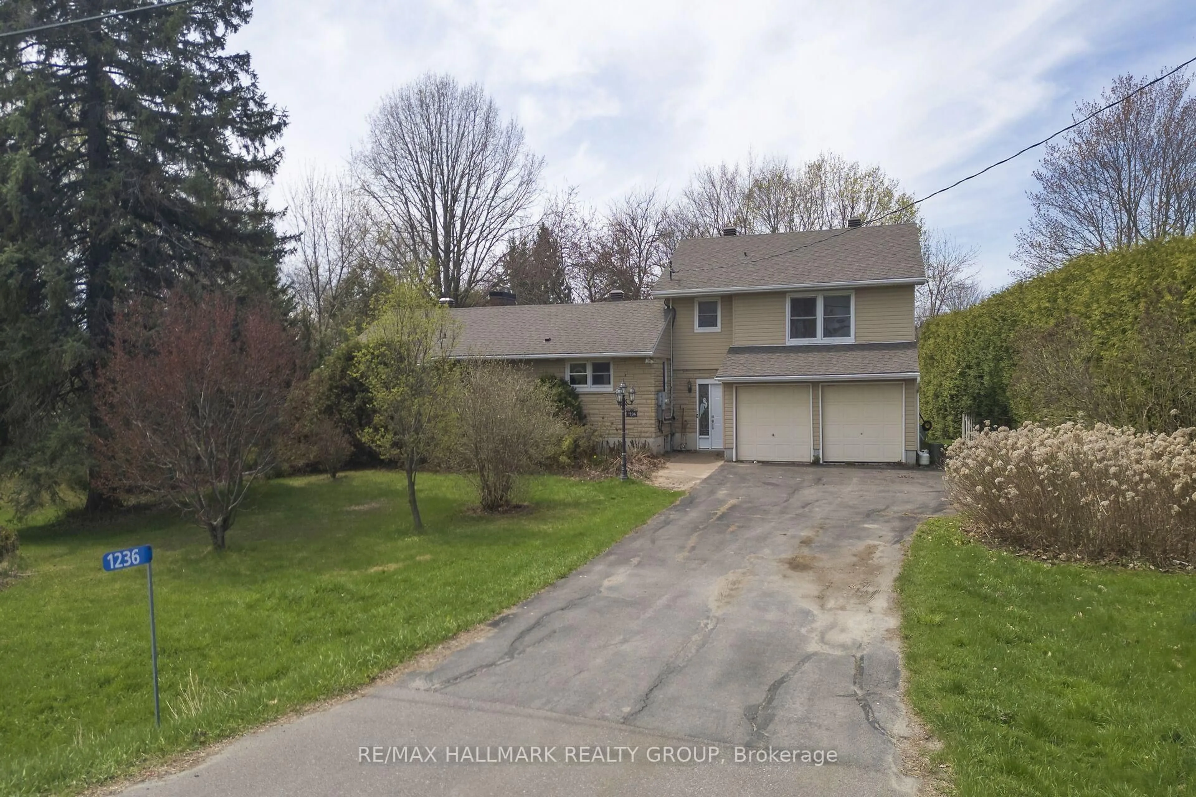 A pic from outside/outdoor area/front of a property/back of a property/a pic from drone, street for 1236 River Rd, Ottawa Ontario K4M 1B4