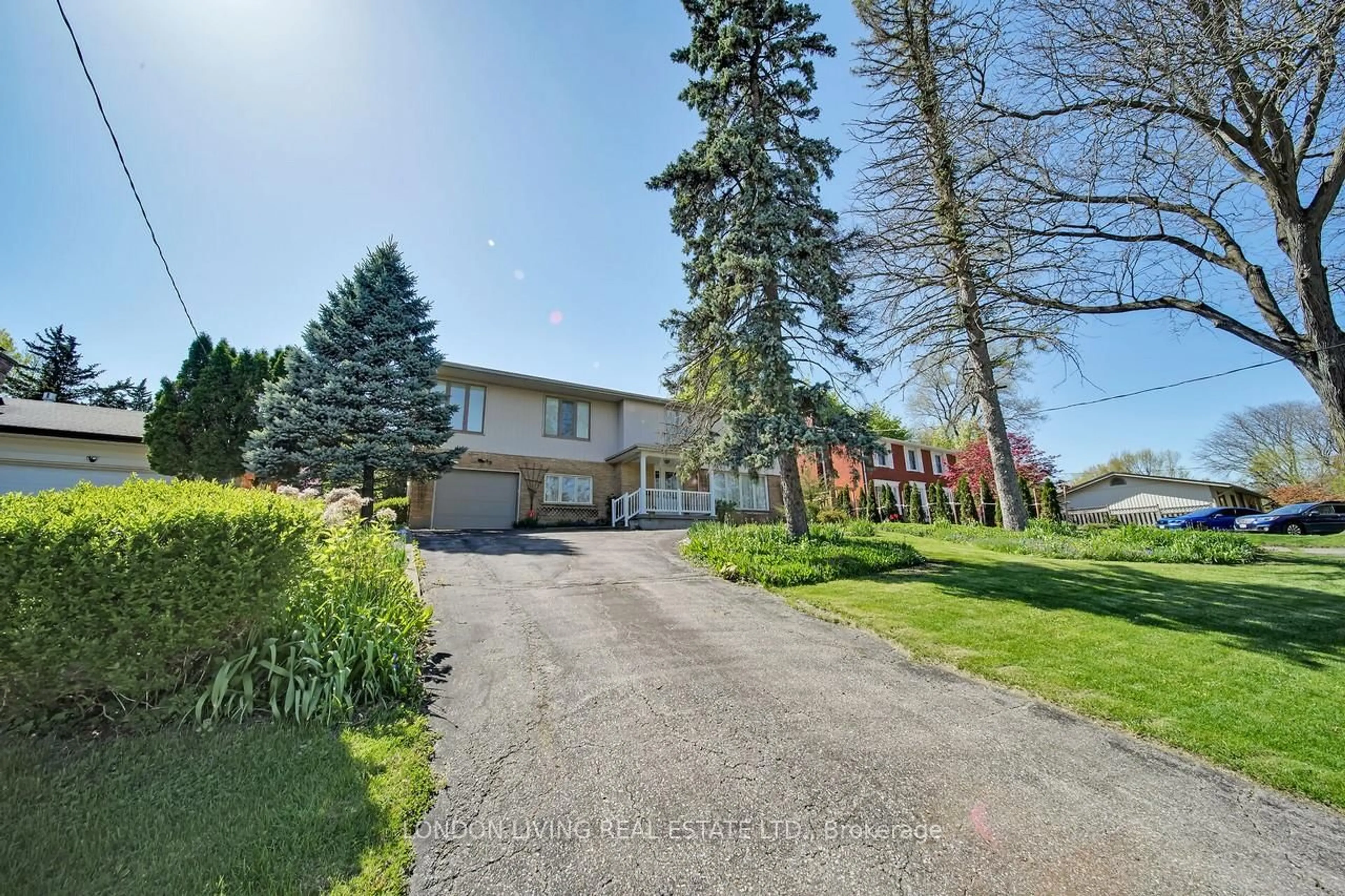 A pic from outside/outdoor area/front of a property/back of a property/a pic from drone, street for 69 Rollingwood Circ, London North Ontario N6G 1R1