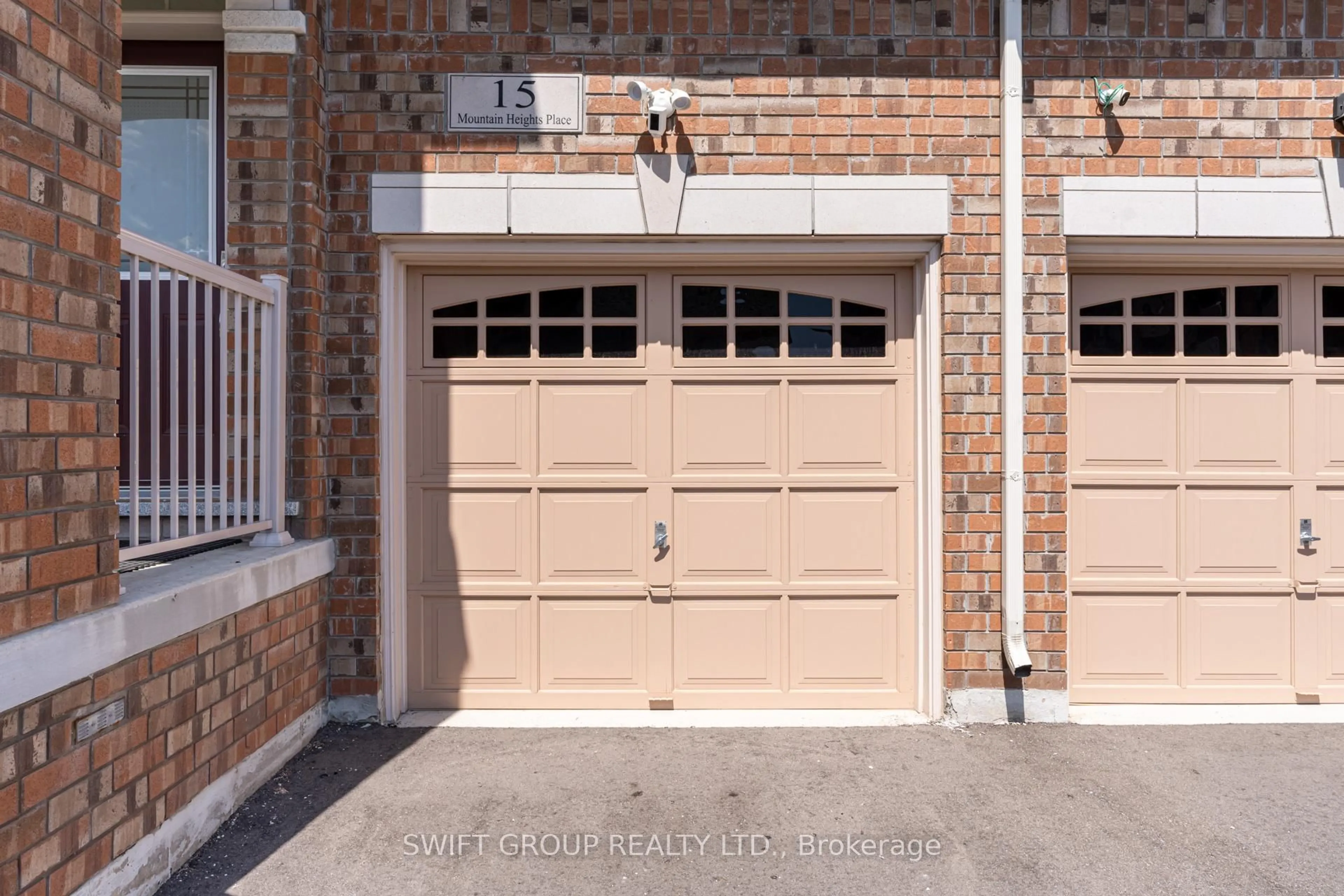 Indoor garage for 15 Mountain Heights Pl, Hamilton Ontario L8B 1X7
