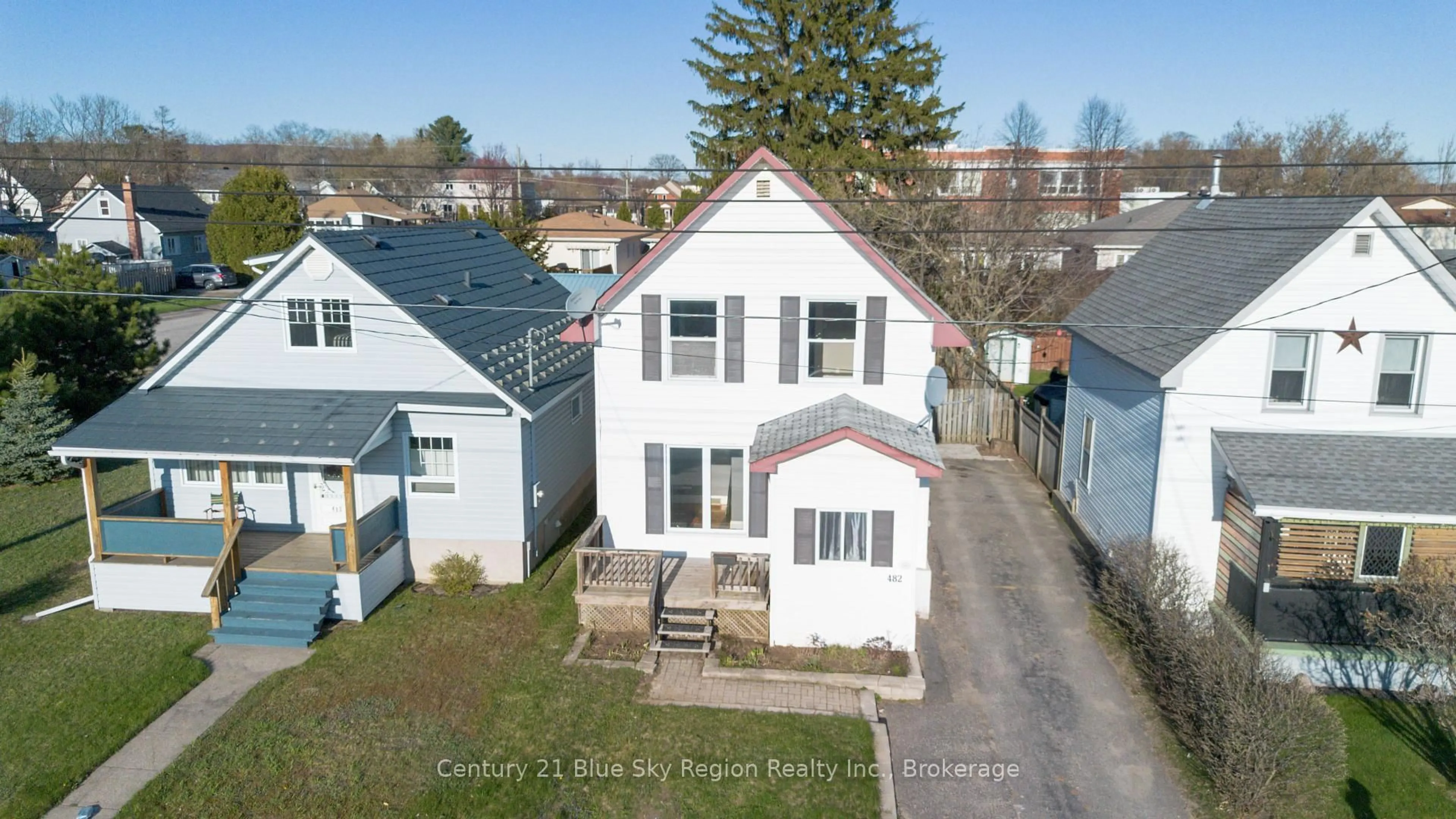 A pic from outside/outdoor area/front of a property/back of a property/a pic from drone, street for 482 O'Brien St, North Bay Ontario P1B 5W3