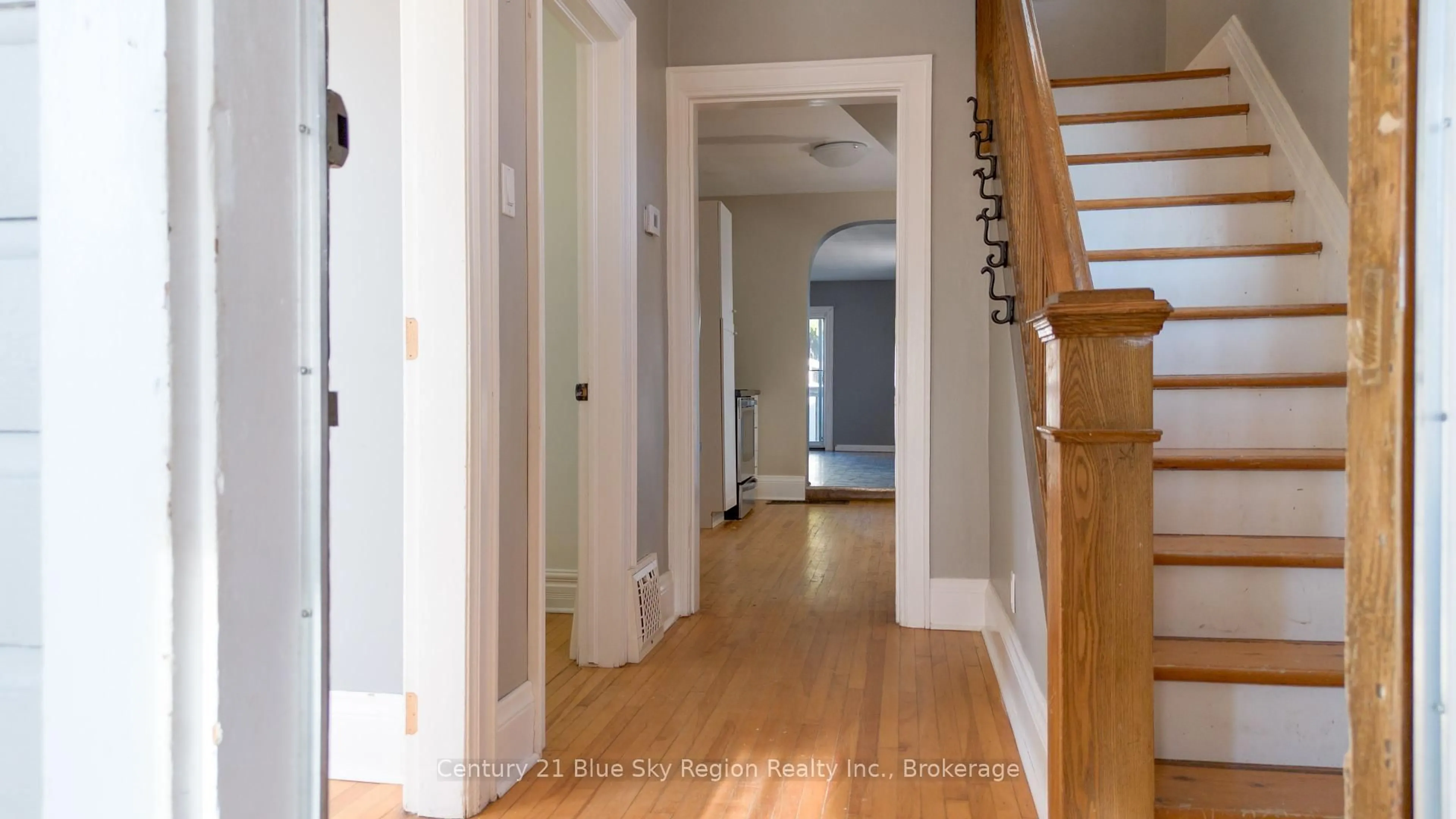 Indoor entryway for 482 O'Brien St, North Bay Ontario P1B 5W3