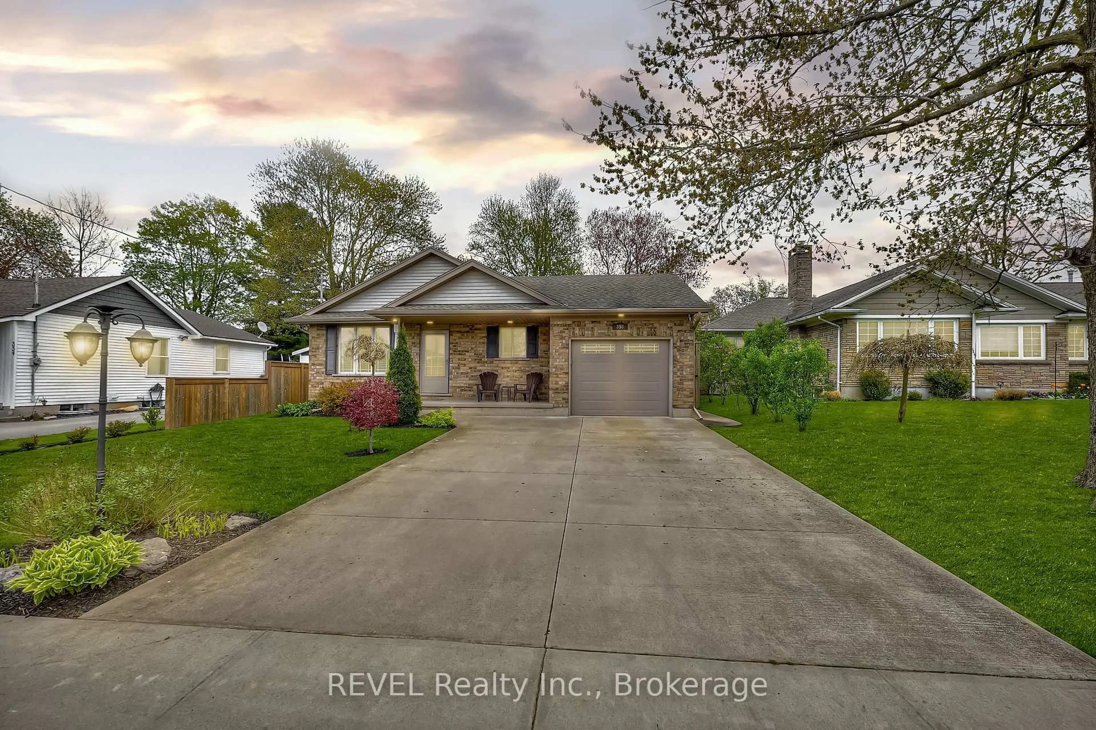 A pic from outside/outdoor area/front of a property/back of a property/a pic from drone, street for 350 Thornwood Ave, Fort Erie Ontario L0S 1N0