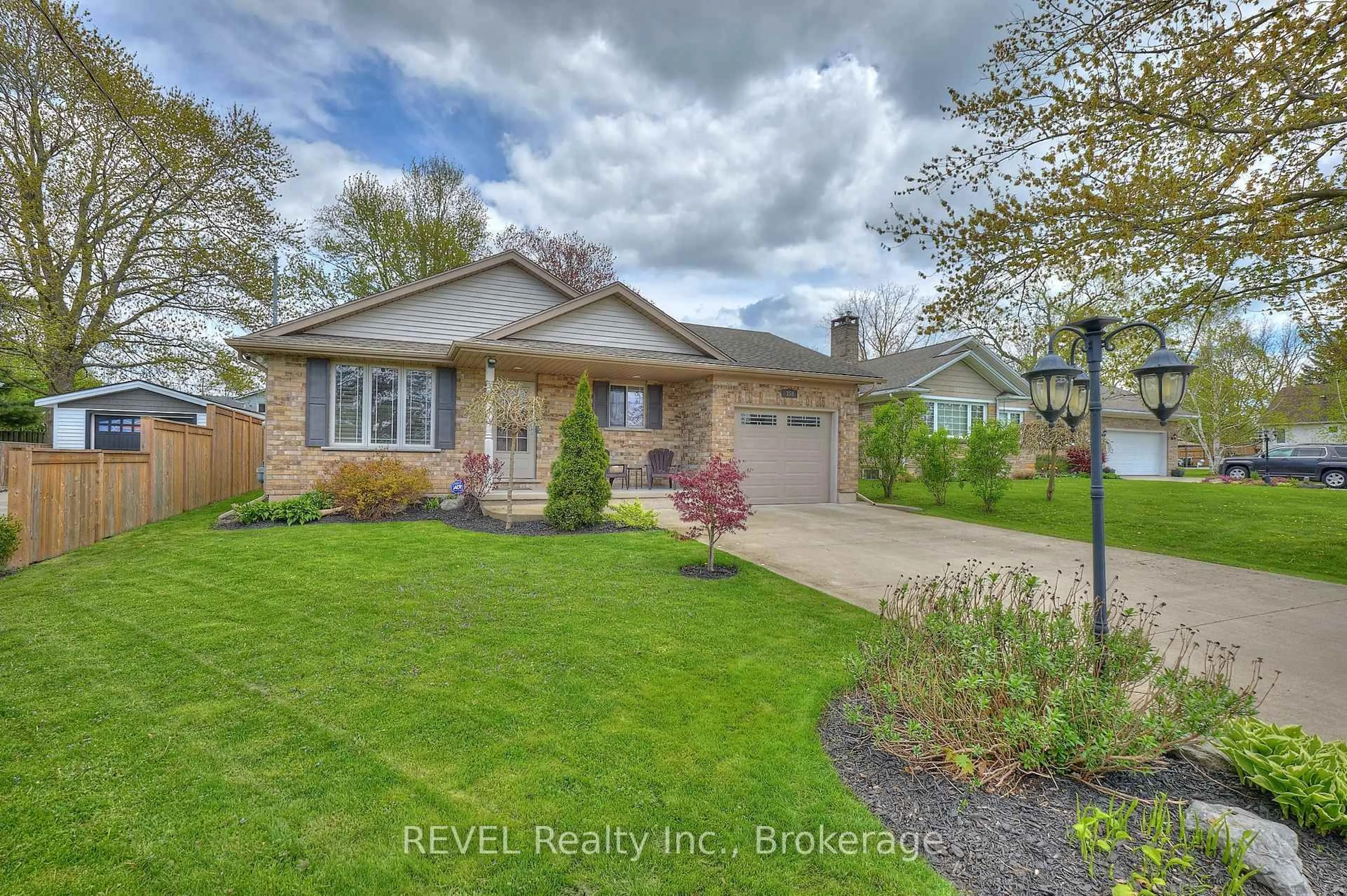 Home with brick exterior material, street for 350 Thornwood Ave, Fort Erie Ontario L0S 1N0