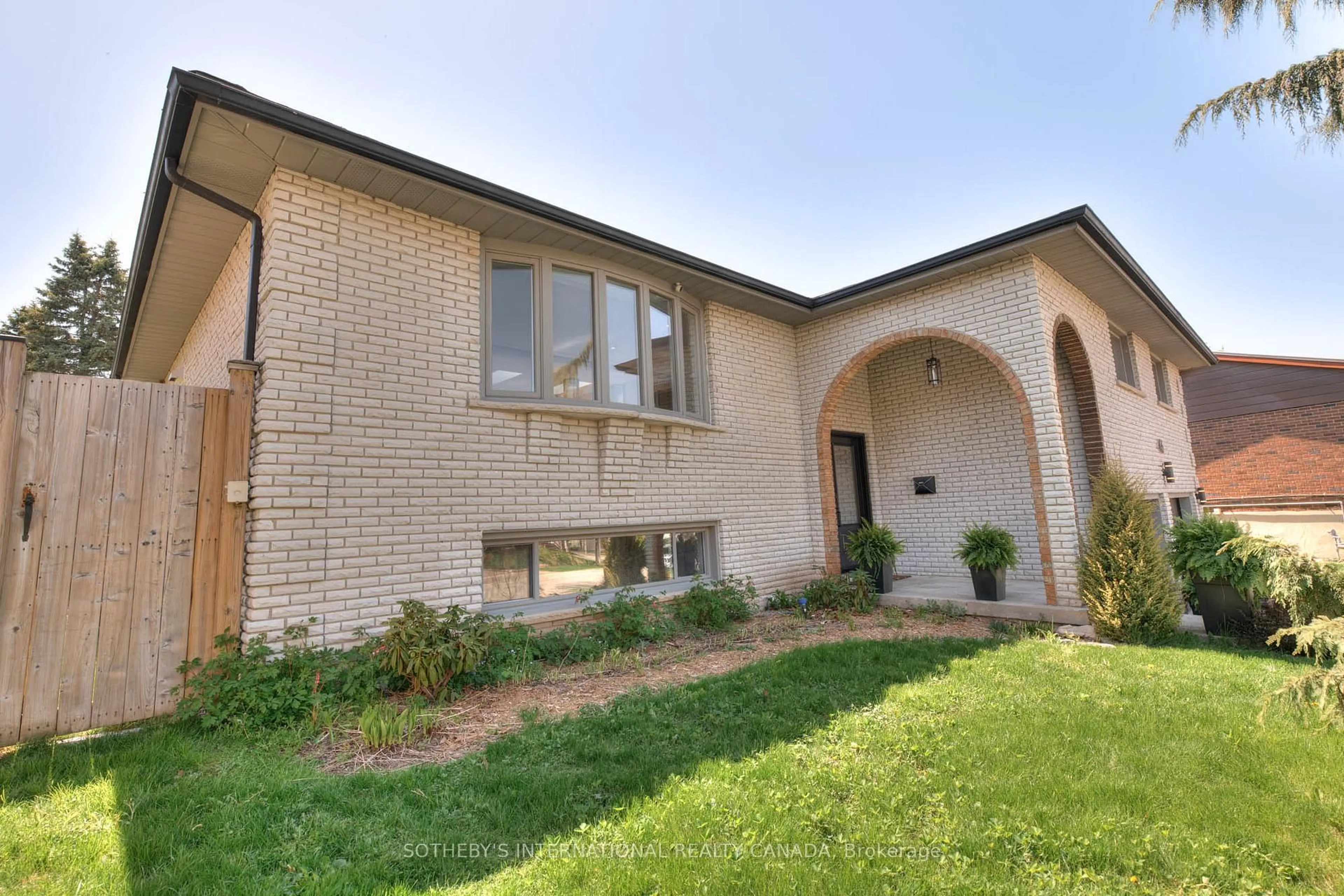 Home with brick exterior material, building for 406 Lakeview Dr, Waterloo Ontario N2L 4Z6