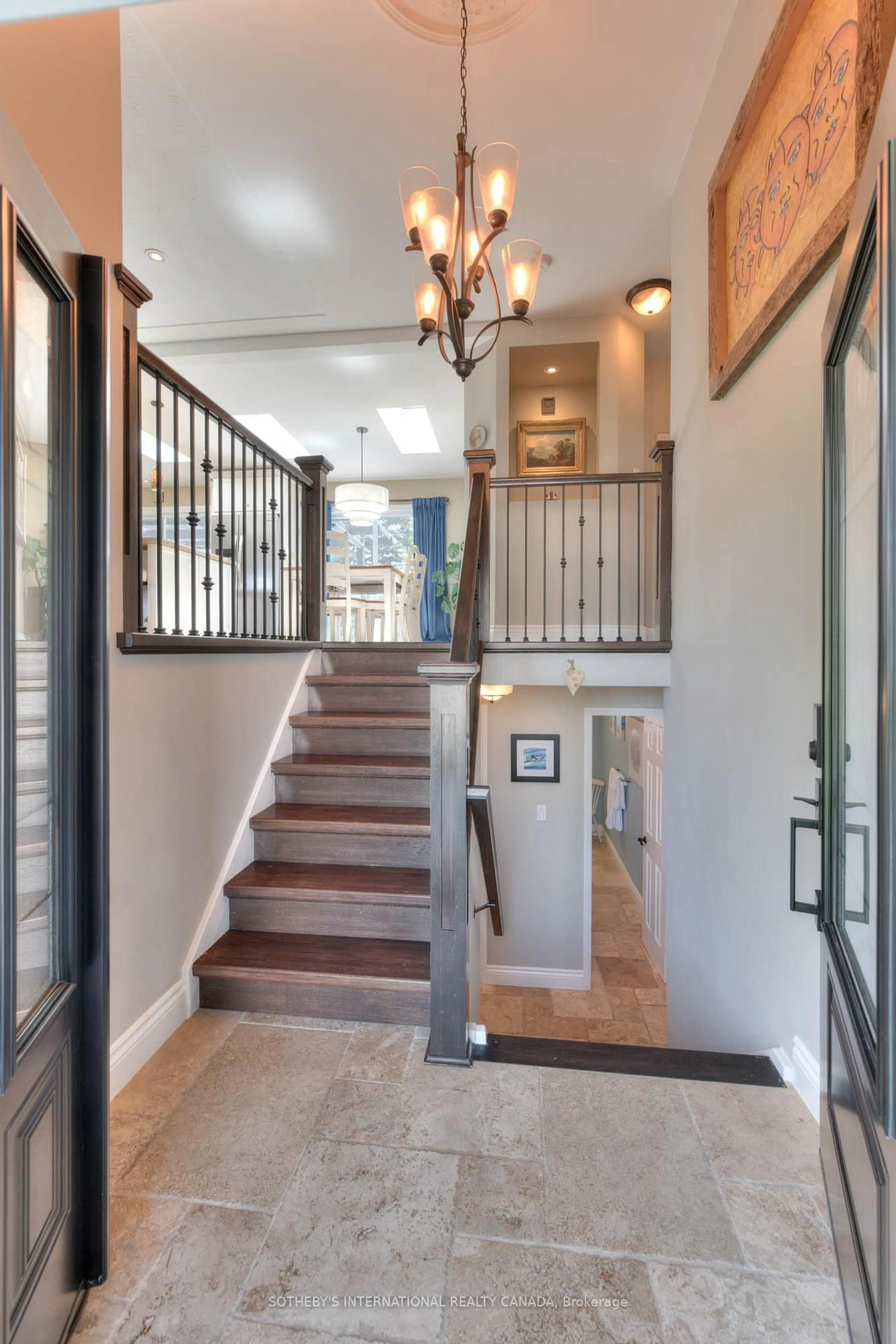 Indoor entryway for 406 Lakeview Dr, Waterloo Ontario N2L 4Z6