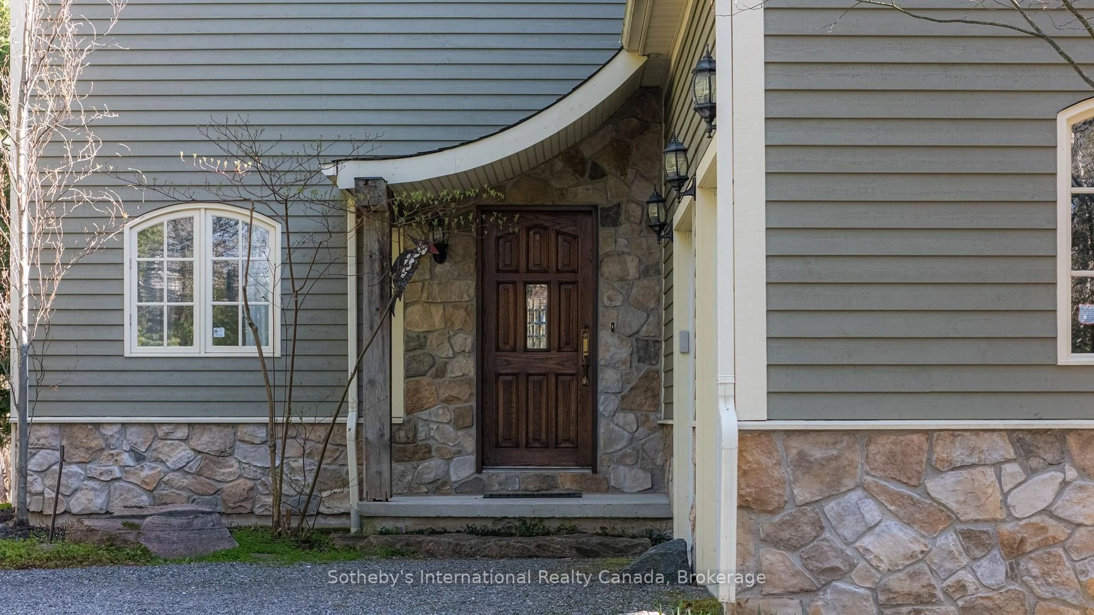 Indoor entryway for 180 Timmons St, Blue Mountains Ontario L9Y 0L2