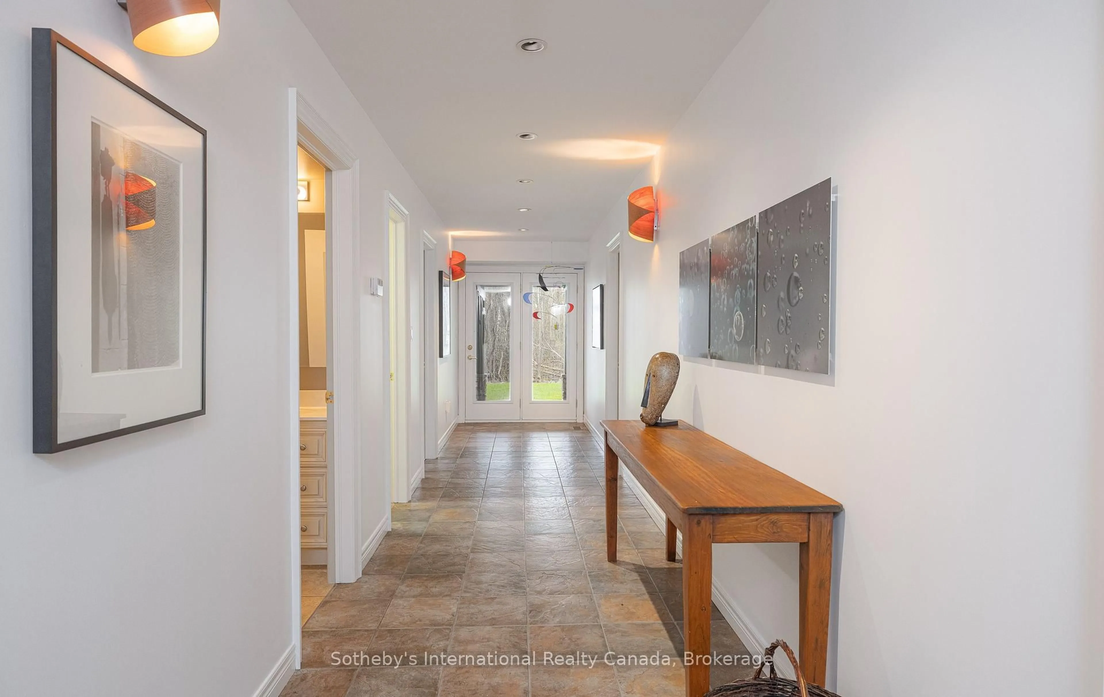 Indoor foyer for 180 Timmons St, Blue Mountains Ontario L9Y 0L2