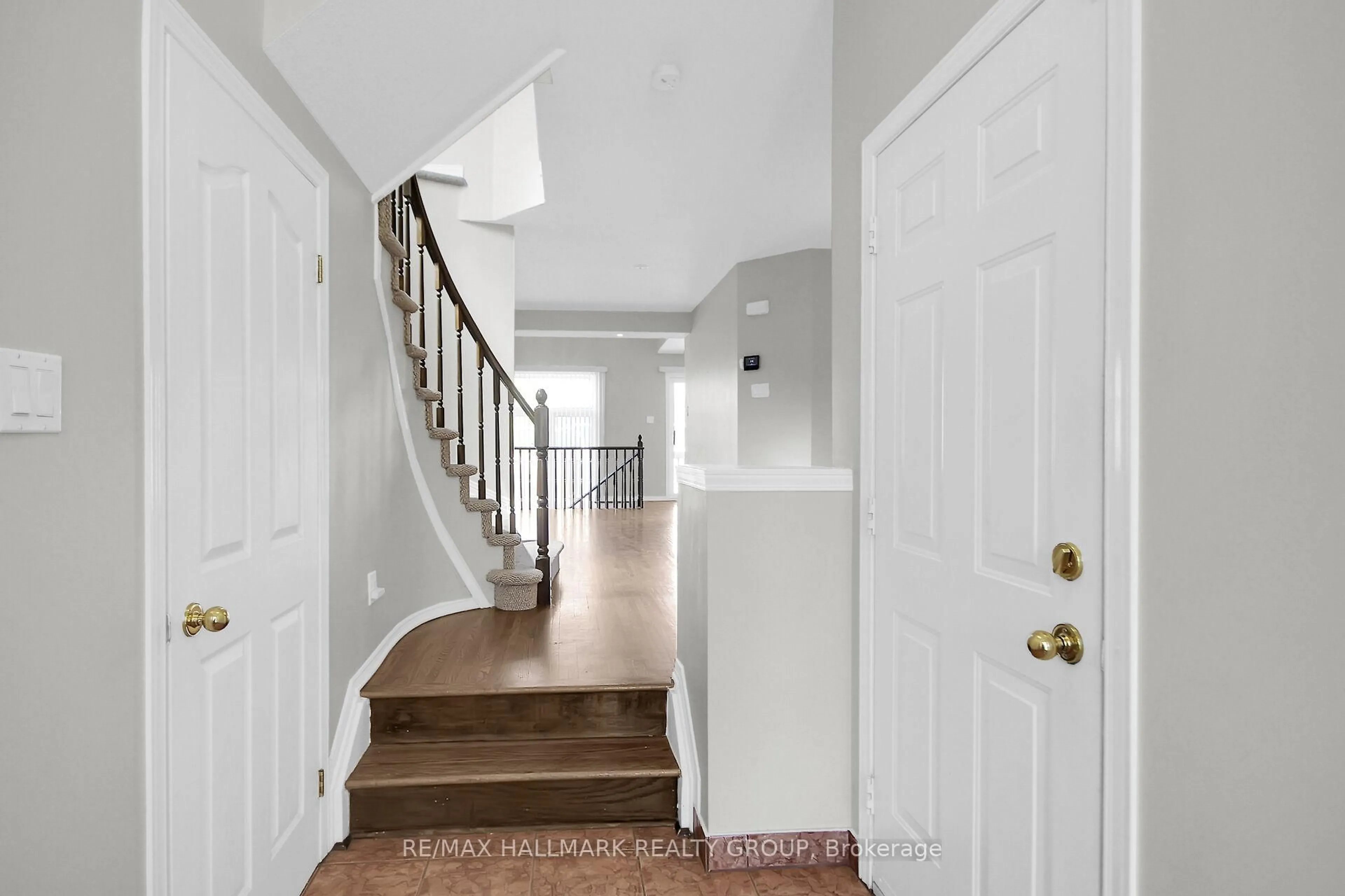 Indoor entryway for 4432 Wildmint Sq, Ottawa Ontario K1V 1N7