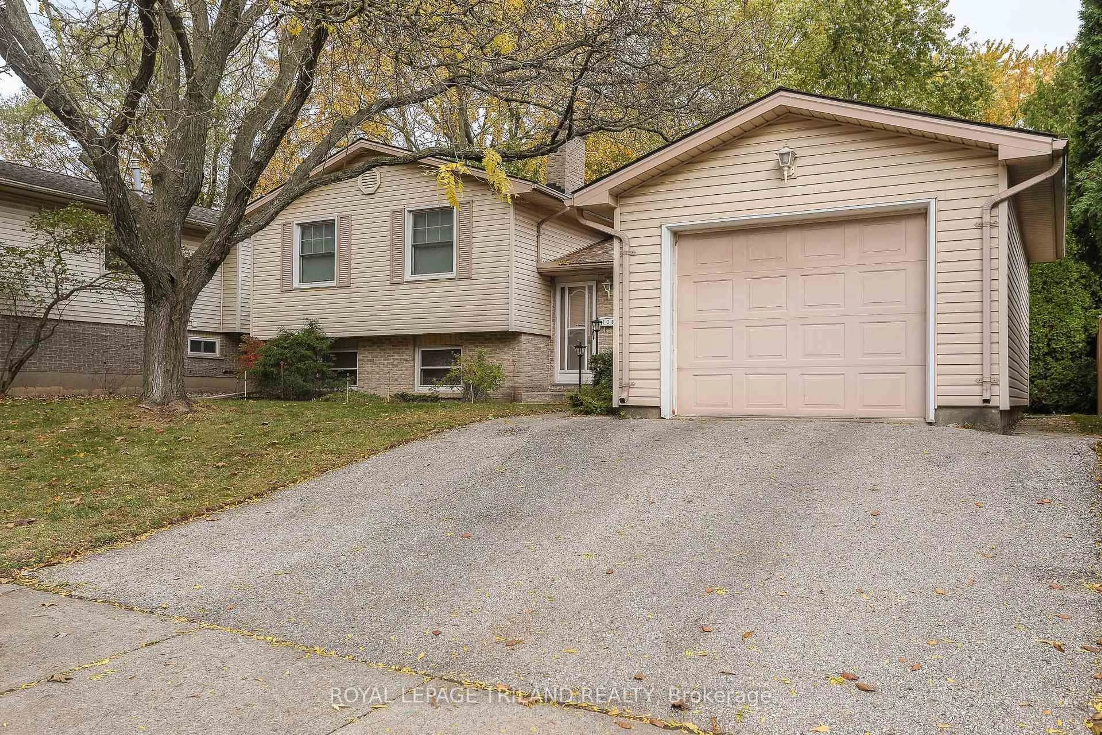 Home with vinyl exterior material, street for 738 Barclay Rd, London South Ontario N6K 1K7