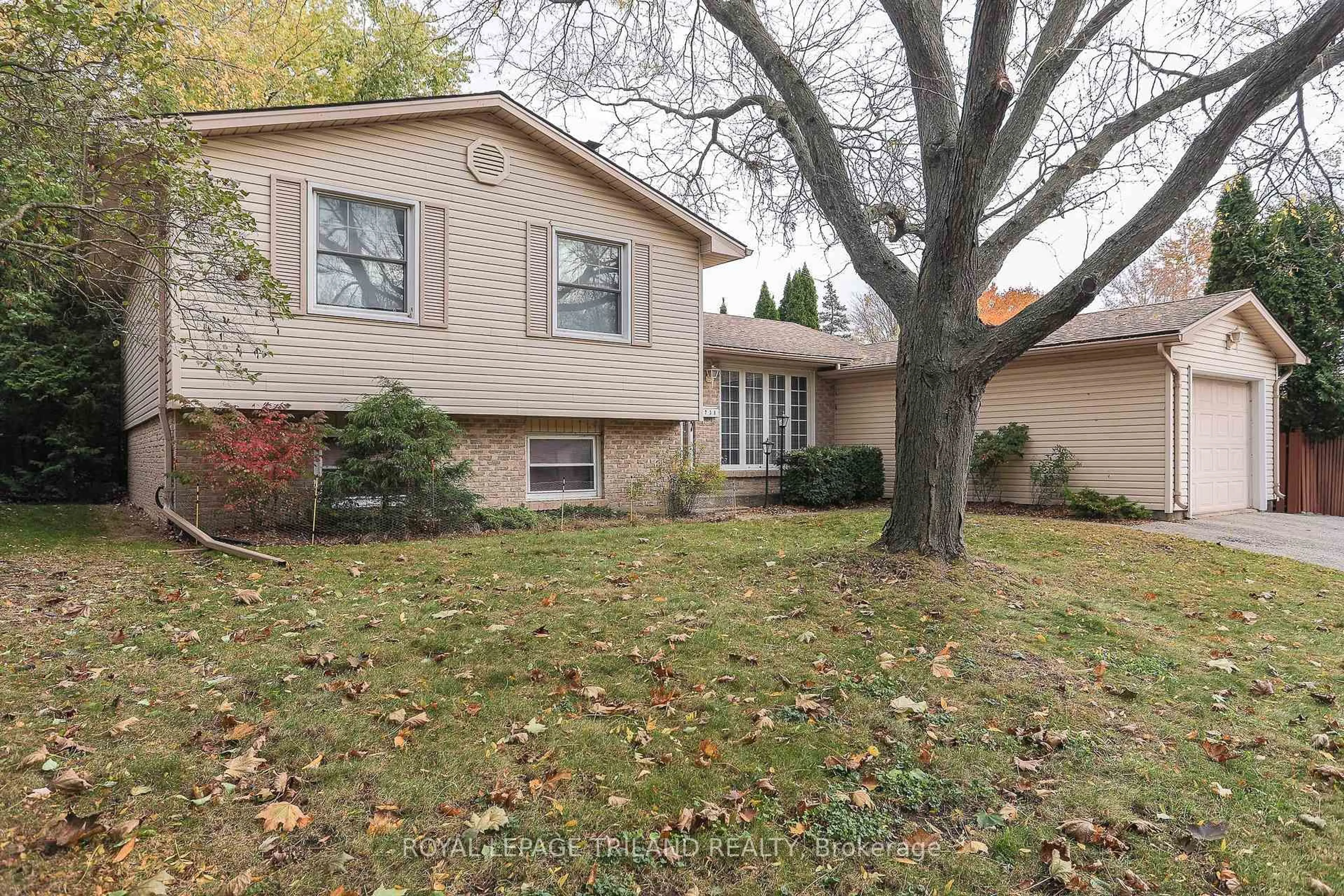 Home with vinyl exterior material, street for 738 Barclay Rd, London South Ontario N6K 1K7