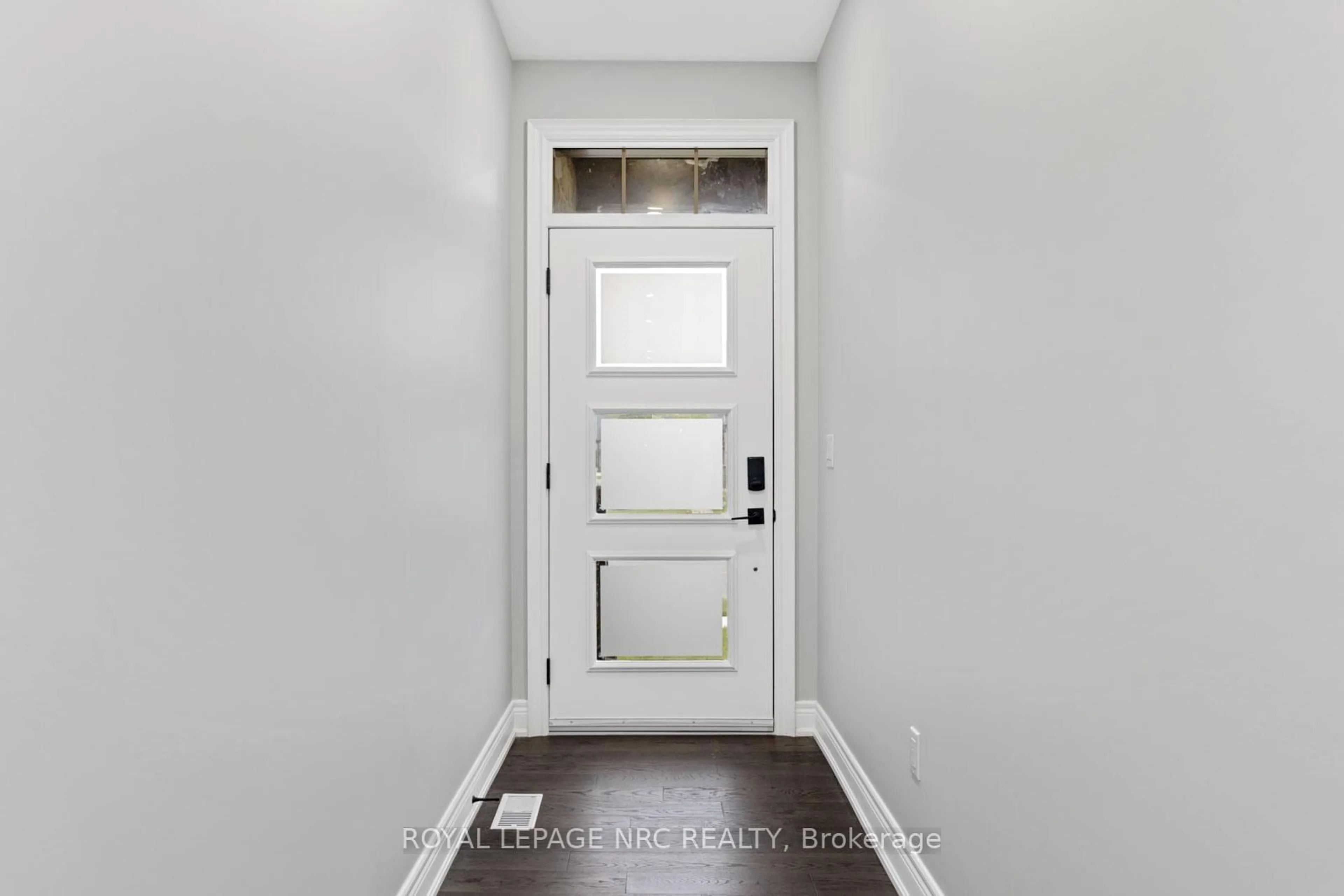 Indoor entryway for 734 Clarence St, Port Colborne Ontario L3K 0A8