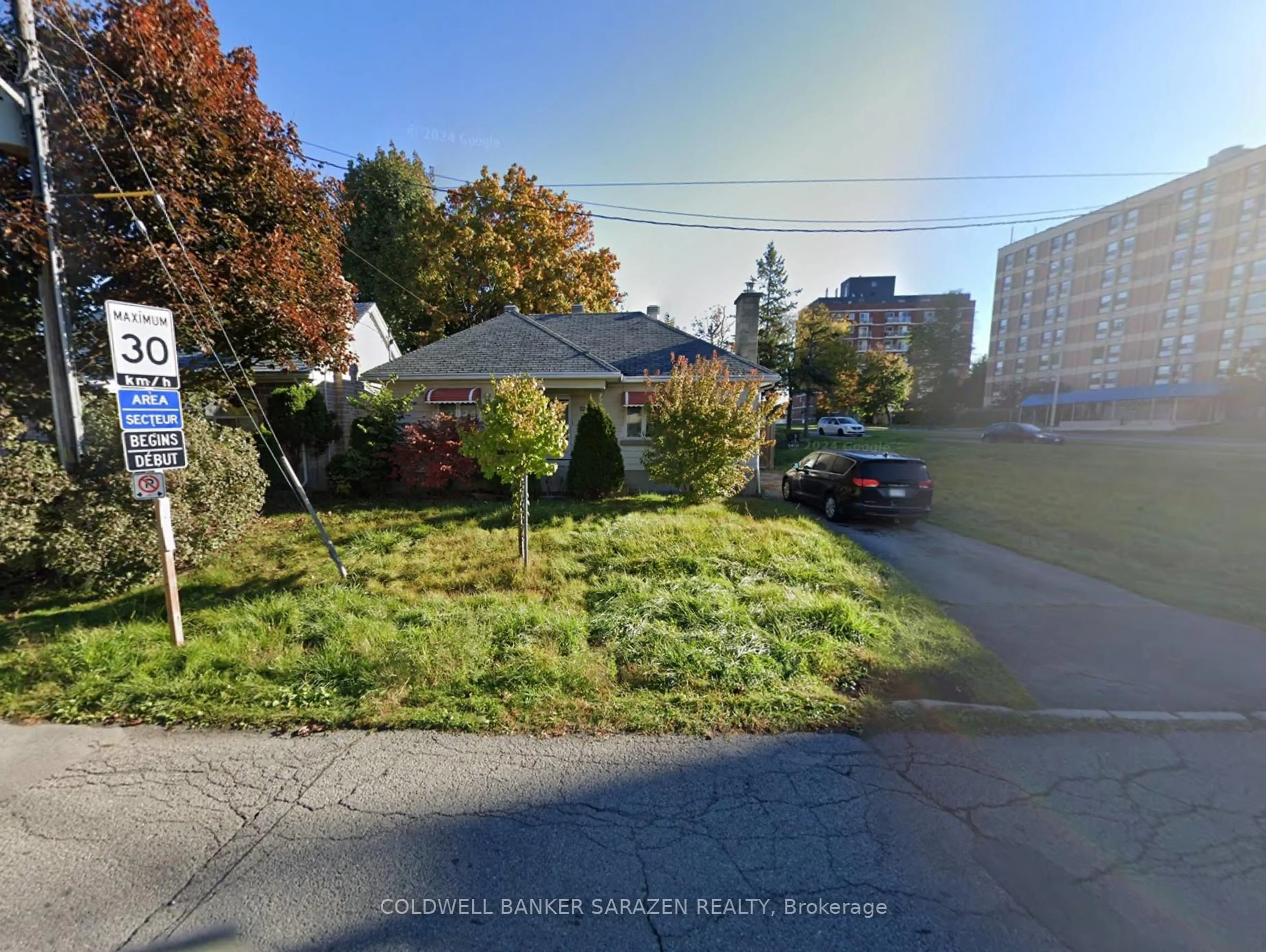 A pic from outside/outdoor area/front of a property/back of a property/a pic from drone, street for 513 Hartleigh Ave, Ottawa Ontario K2B 5J5