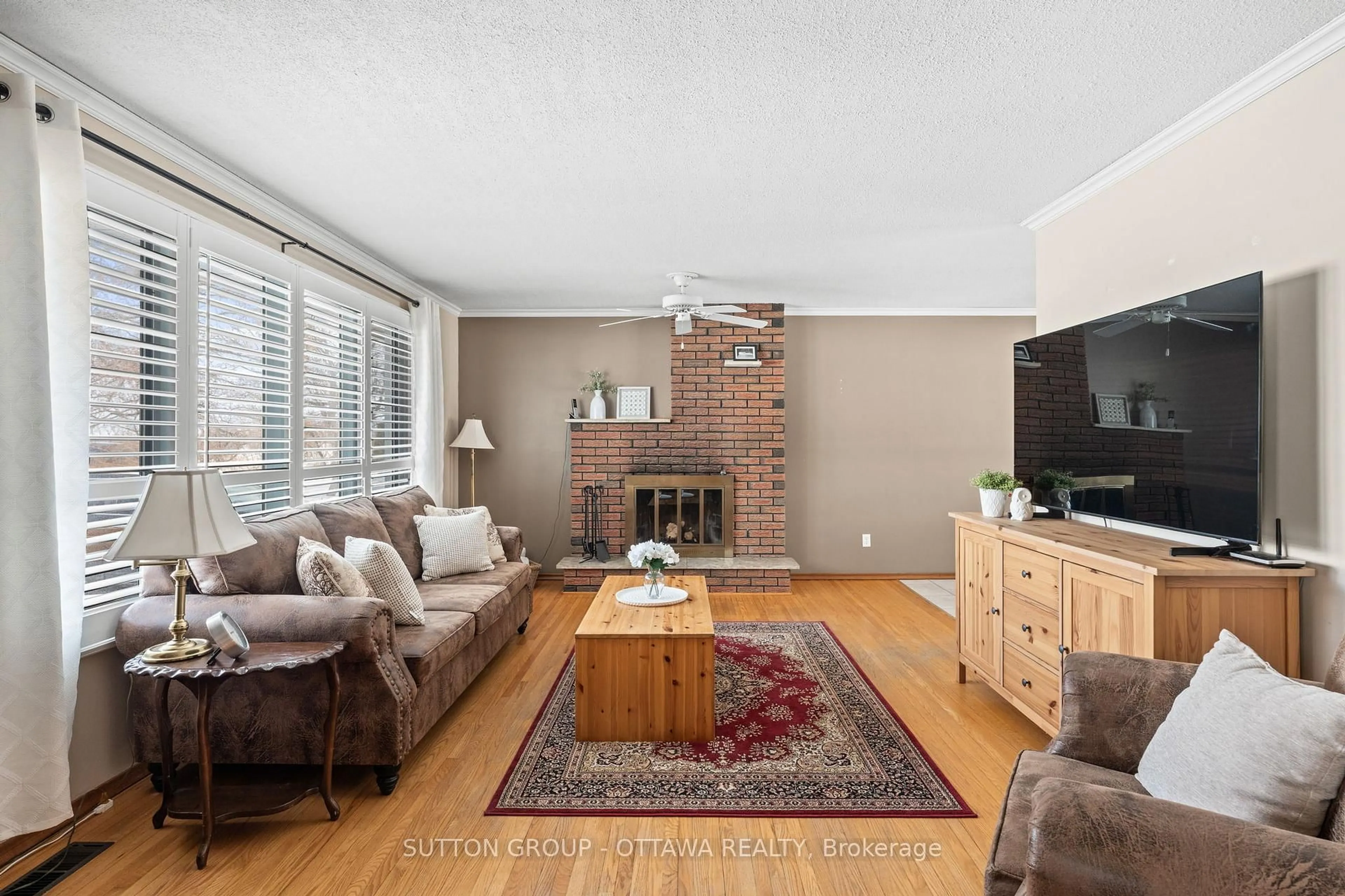 Living room with furniture, wood/laminate floor for 6489 Rideau Valley Dr, Manotick Ontario K4M 1B3