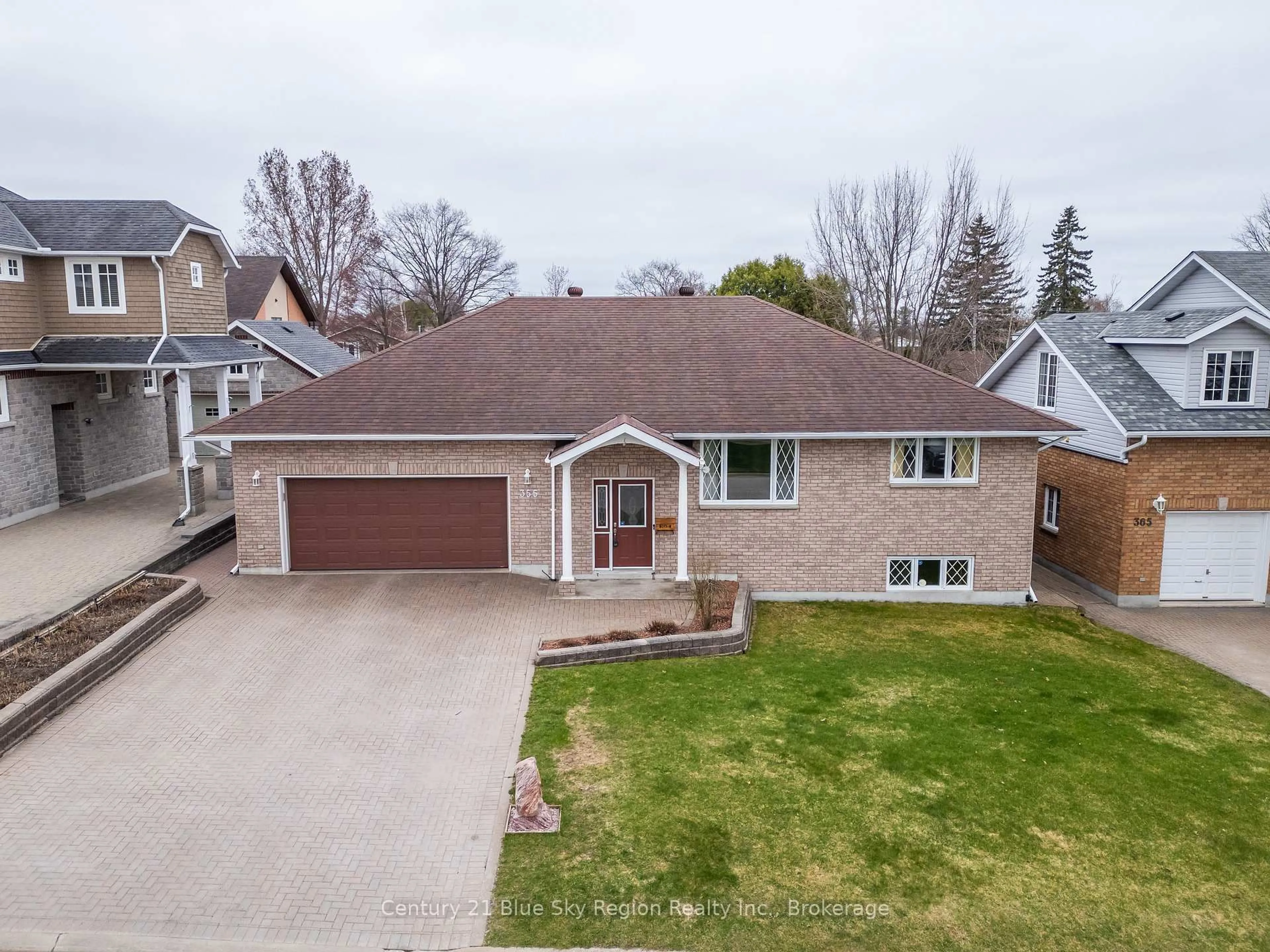 A pic from outside/outdoor area/front of a property/back of a property/a pic from drone, street for 355 Elmwood Ave, North Bay Ontario P1B 9N4