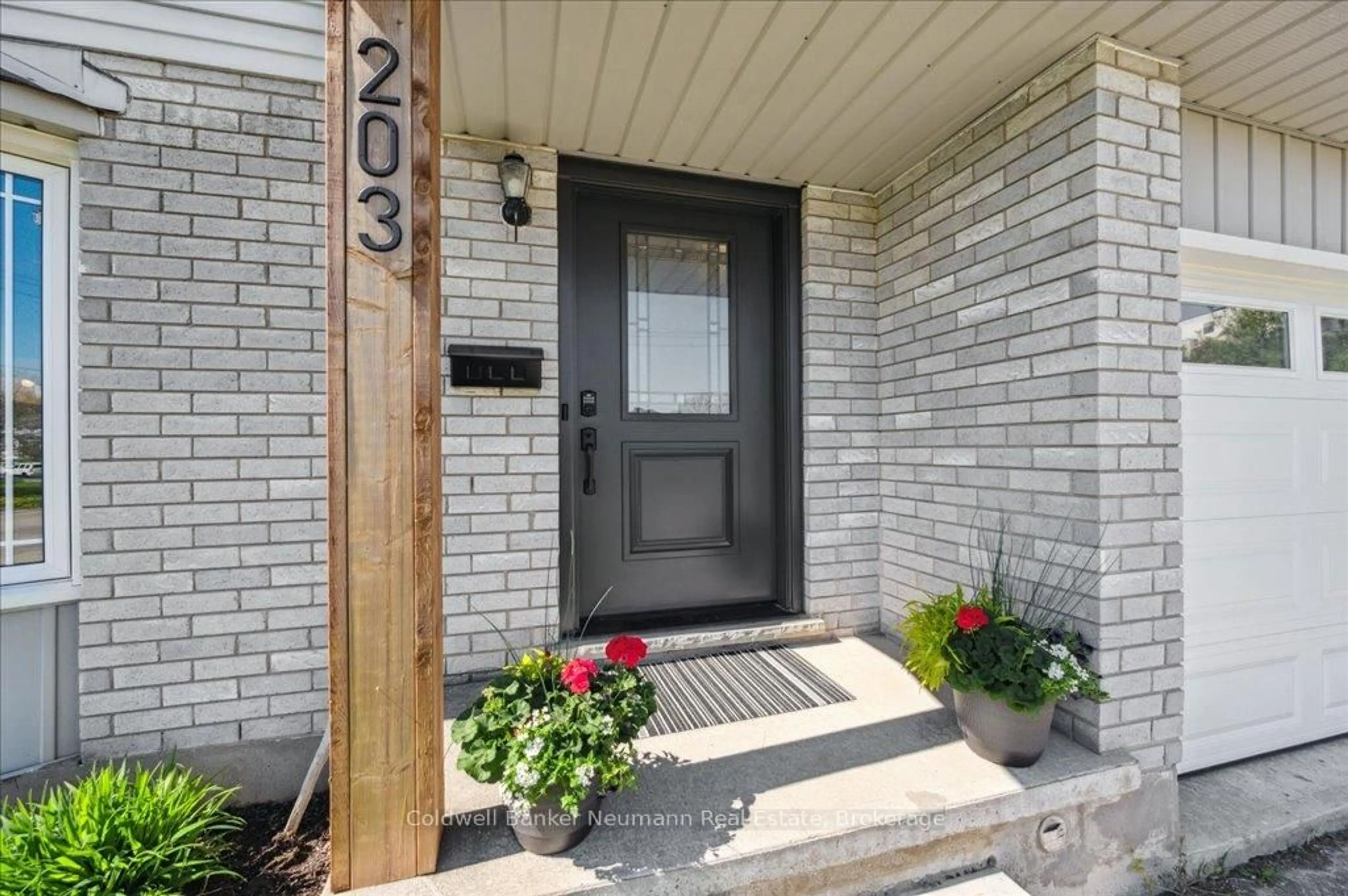 Indoor entryway for 203 Elmira Rd, Guelph Ontario N1K 1R2