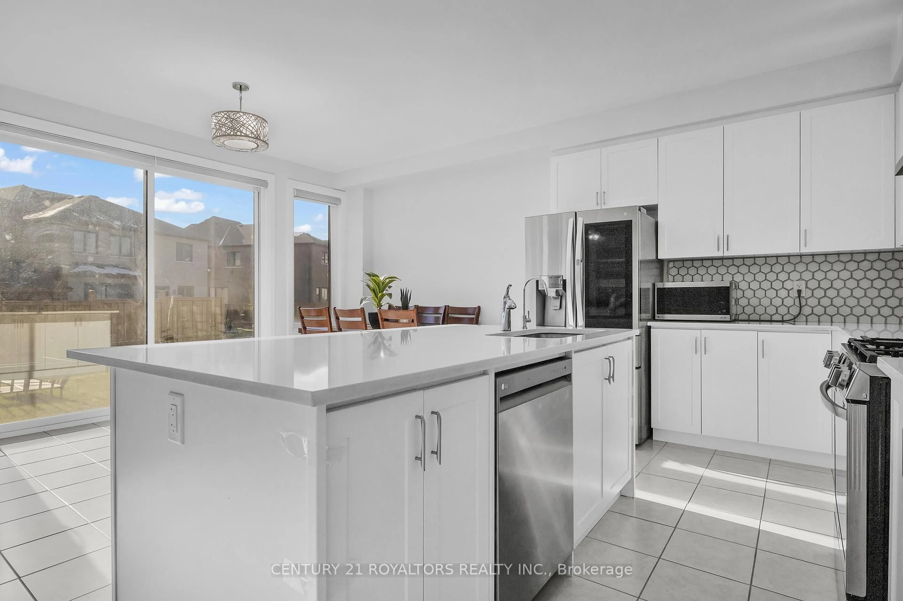 Open concept kitchen, ceramic/tile floor for 1000 Centennial Crt, Woodstock Ontario N4T 0N8