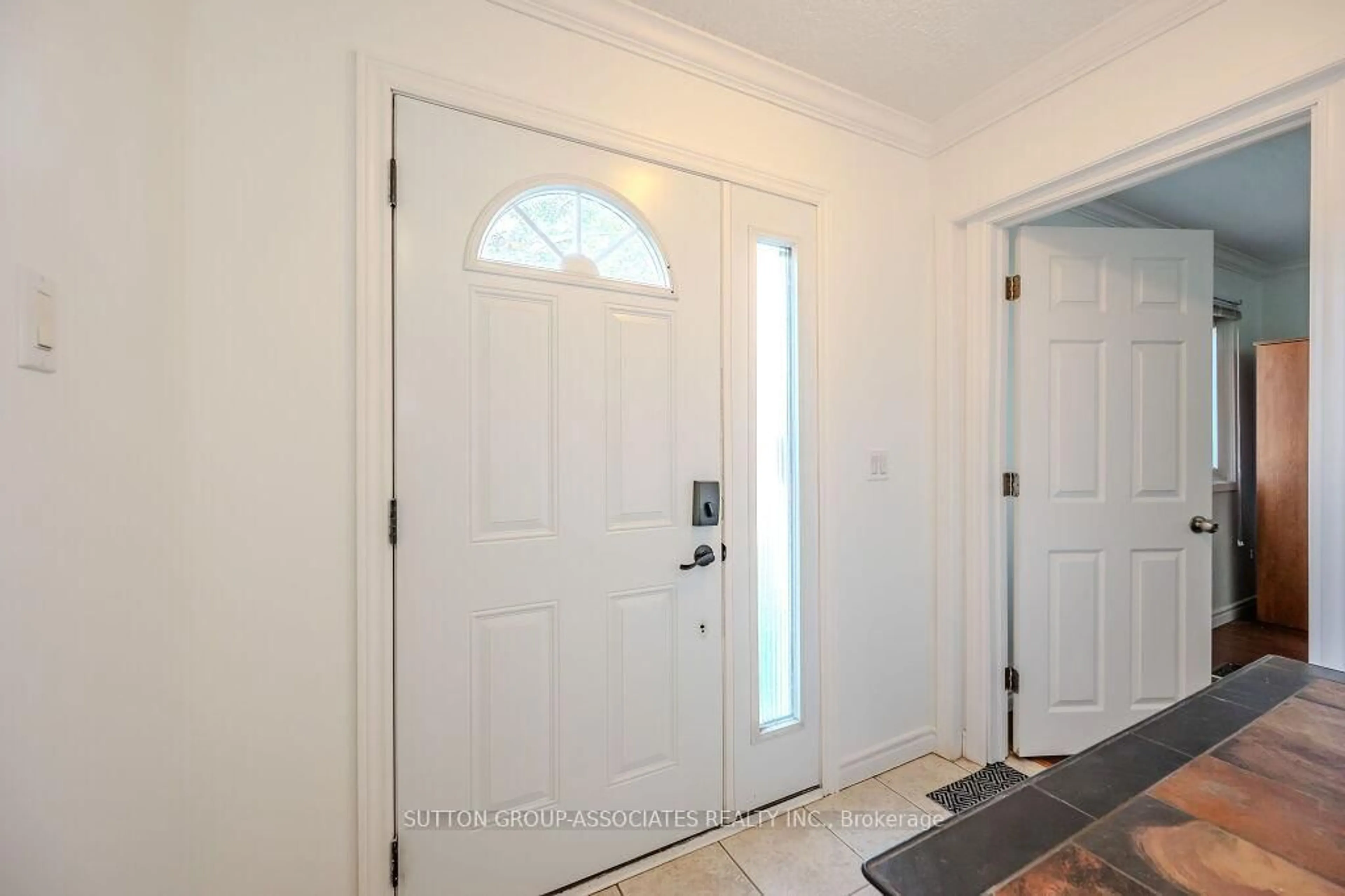 Indoor entryway for 121 University Ave #18, Waterloo Ontario N2J 4J1