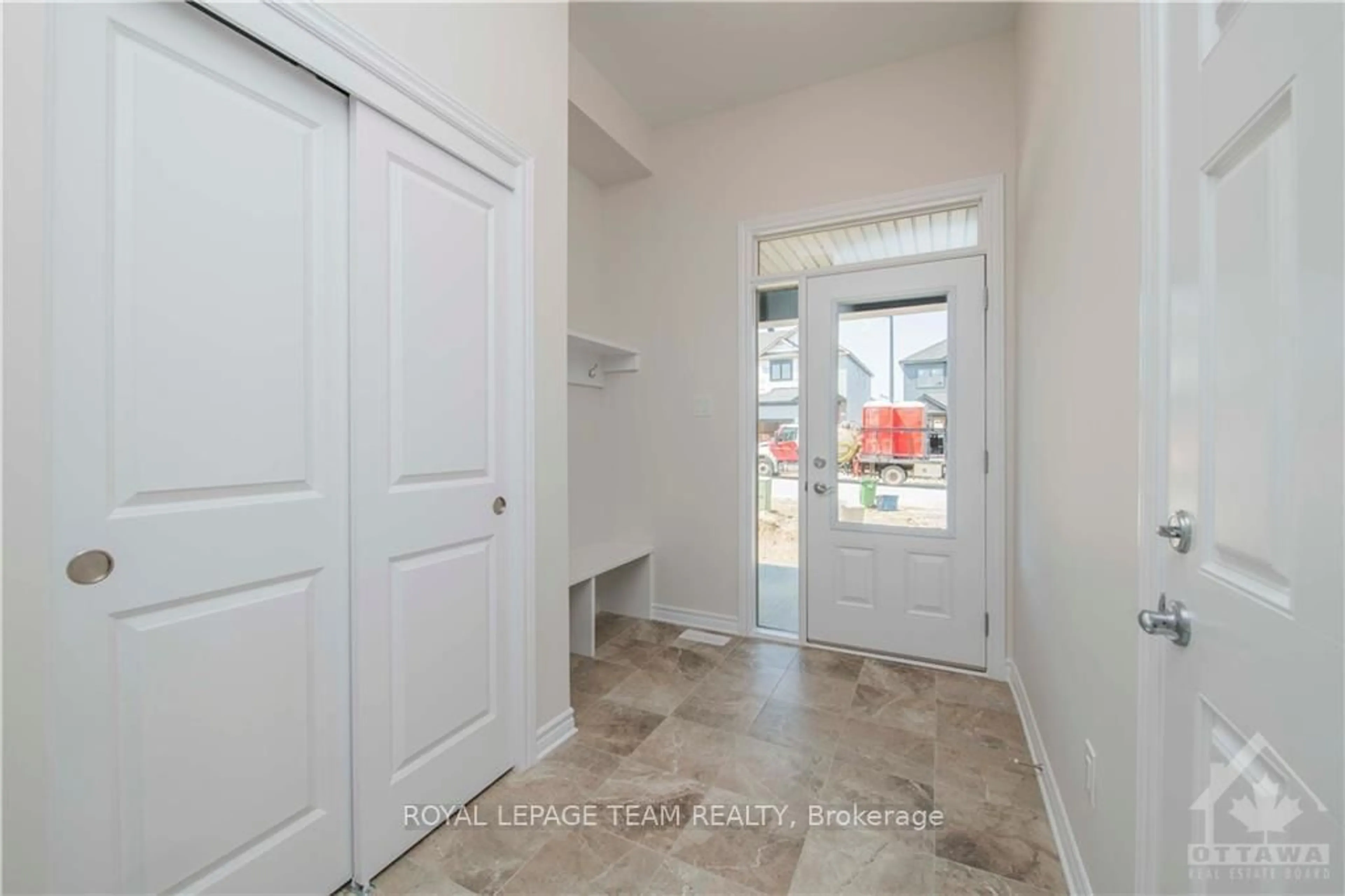 Indoor entryway for 25 Atop Lane, Ottawa Ontario K1X 1G6