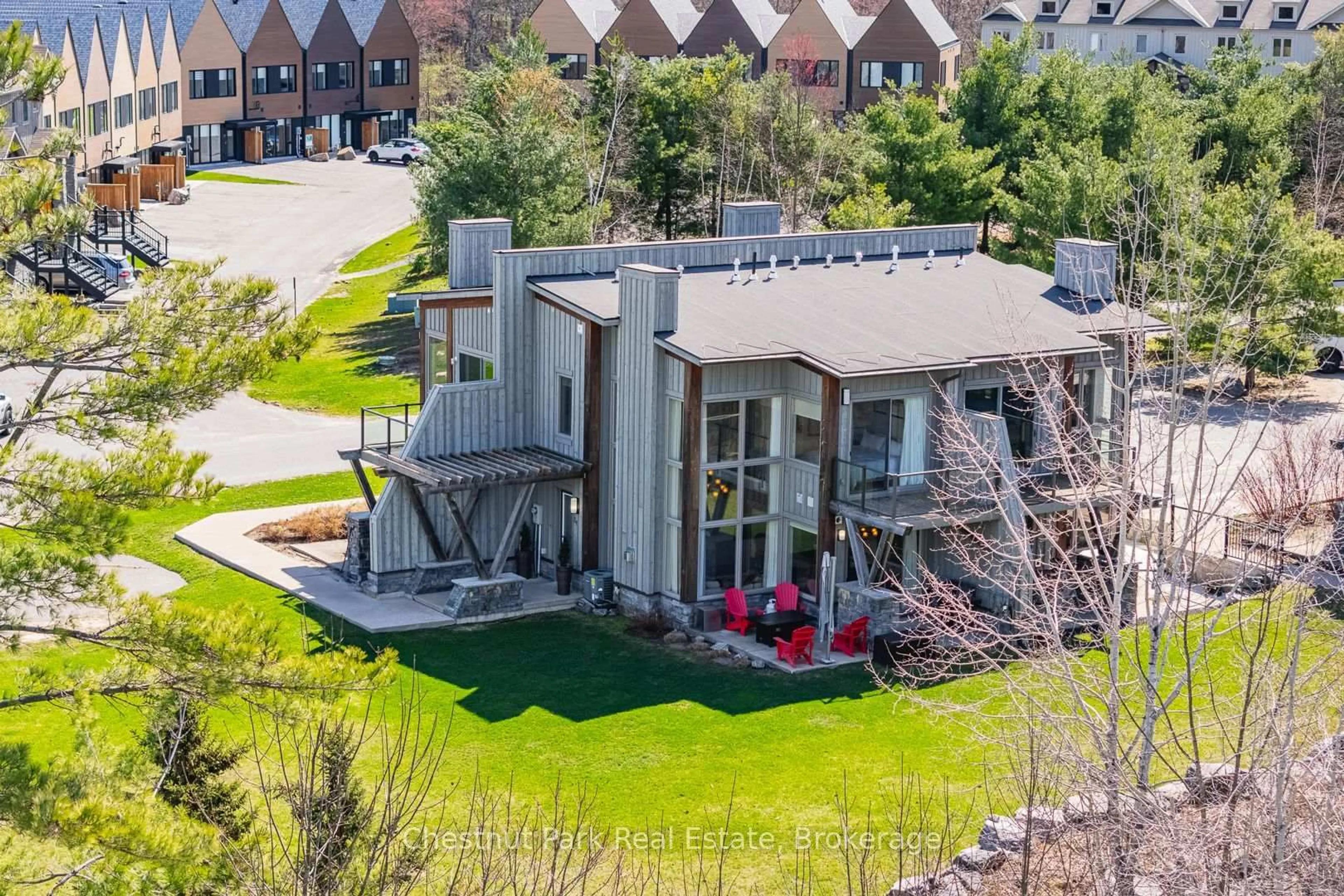 A pic from outside/outdoor area/front of a property/back of a property/a pic from drone, unknown for 34 Carrick Tr, Gravenhurst Ontario P1P 0A6