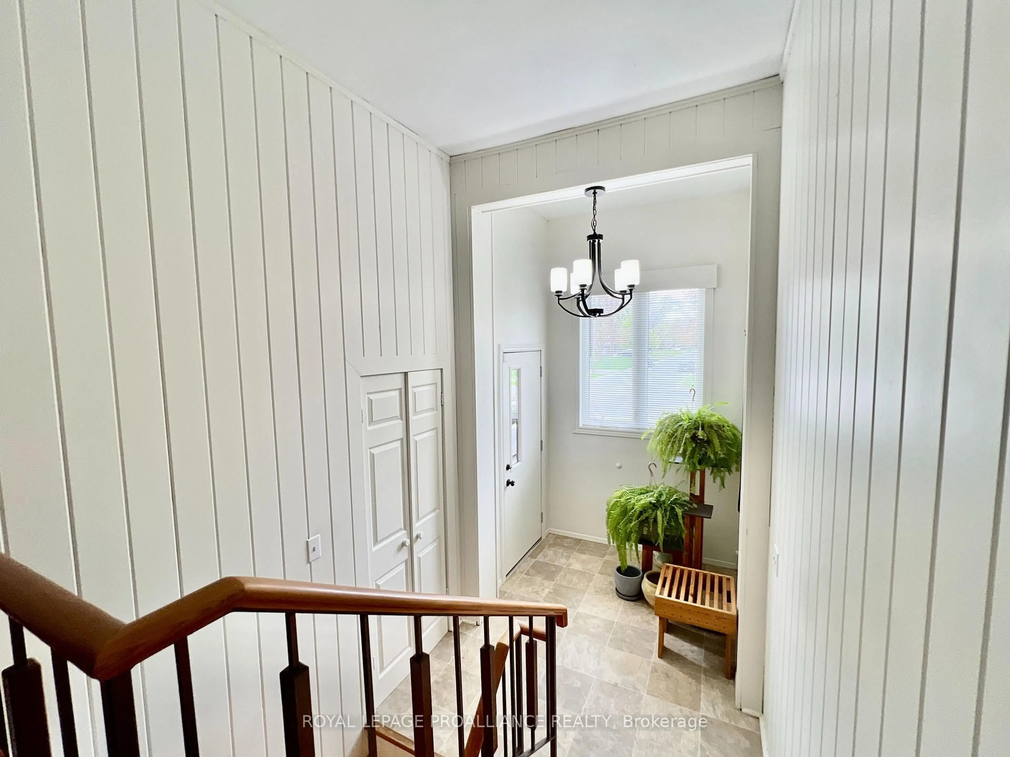 Indoor entryway for 568 Victoria Ave, Belleville Ontario K8N 2G7