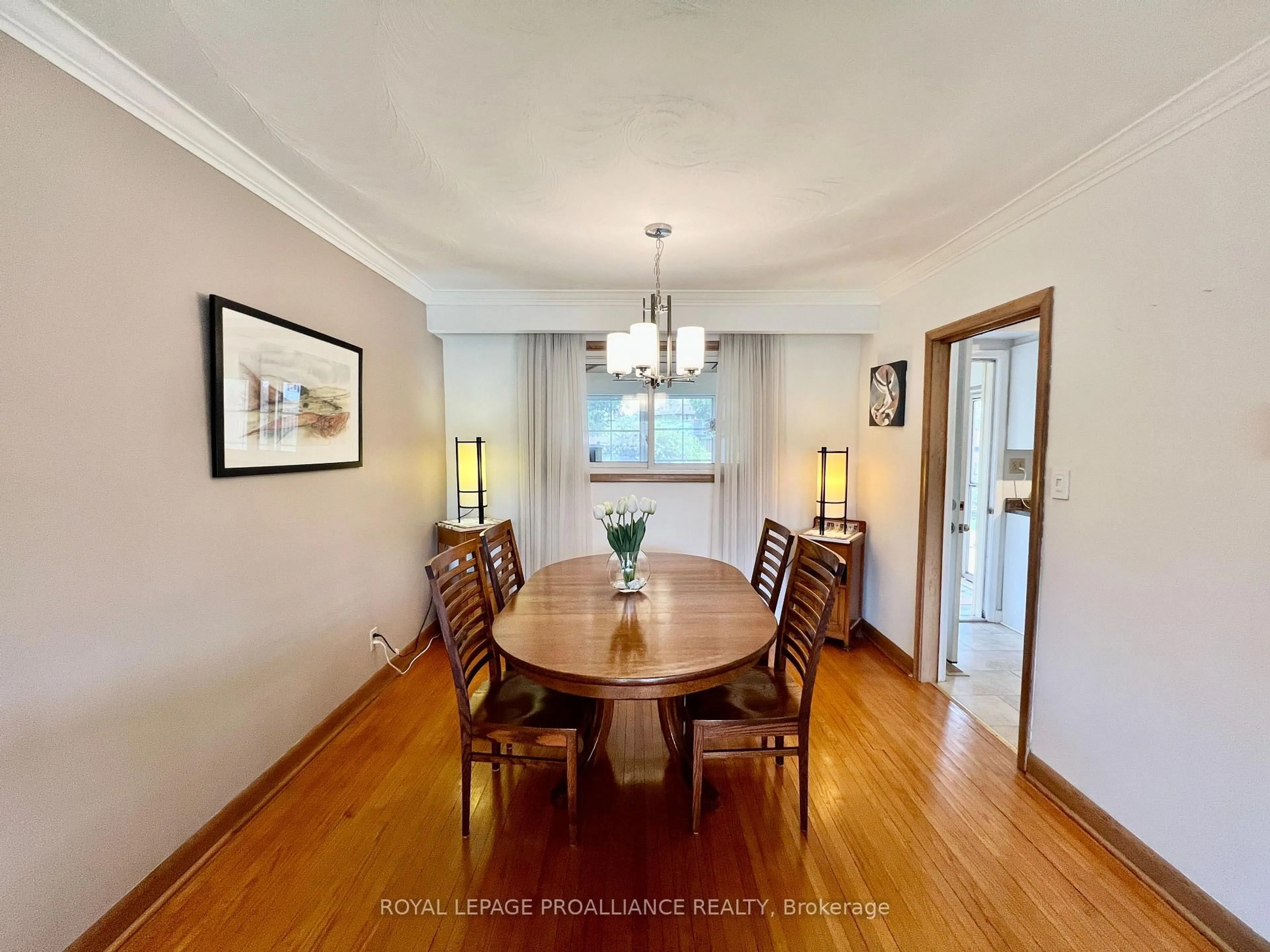 Dining room, wood/laminate floor for 568 Victoria Ave, Belleville Ontario K8N 2G7