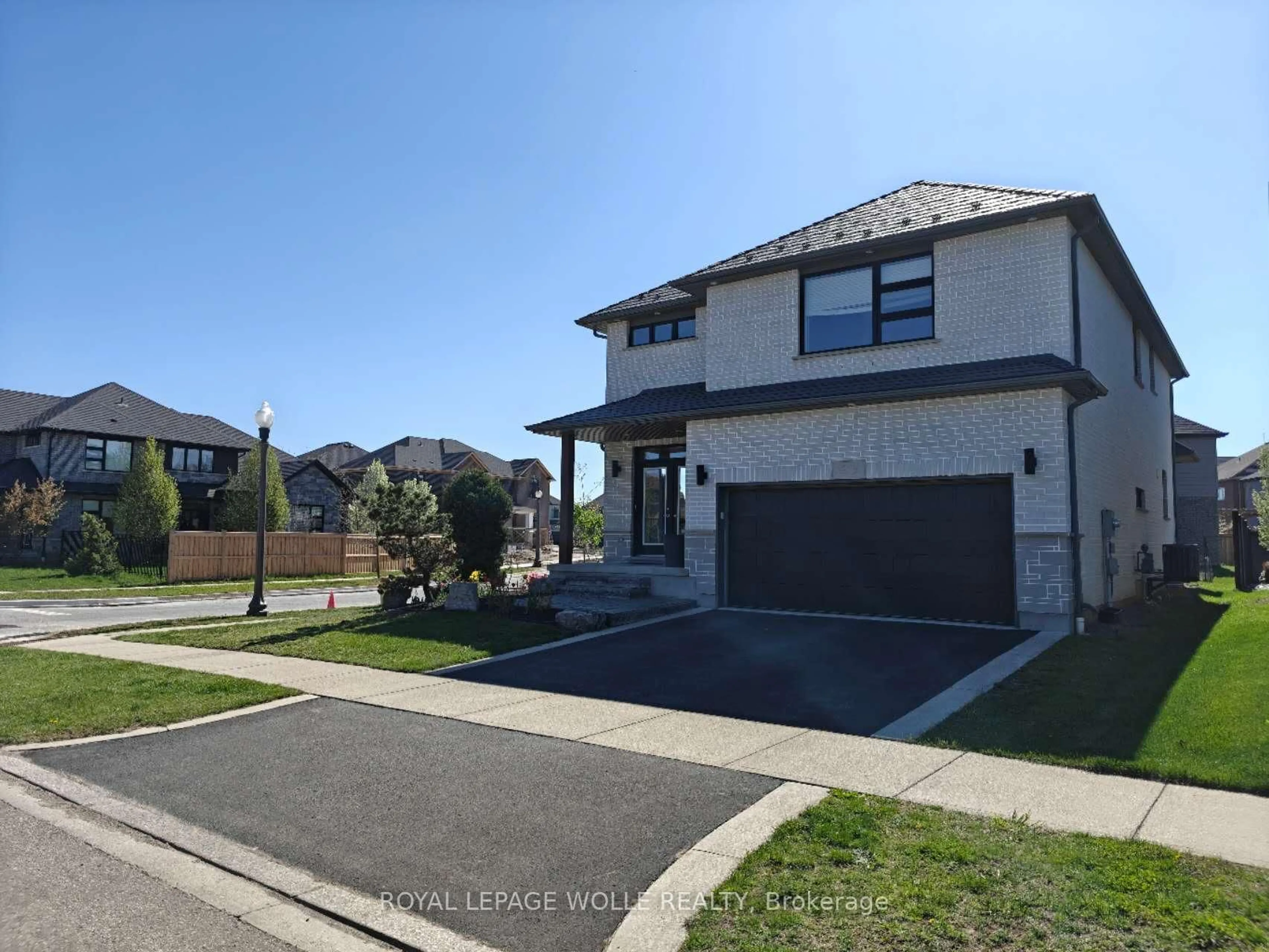 A pic from outside/outdoor area/front of a property/back of a property/a pic from drone, street for 69 Eaglecrest St, Kitchener Ontario N2K 0B8