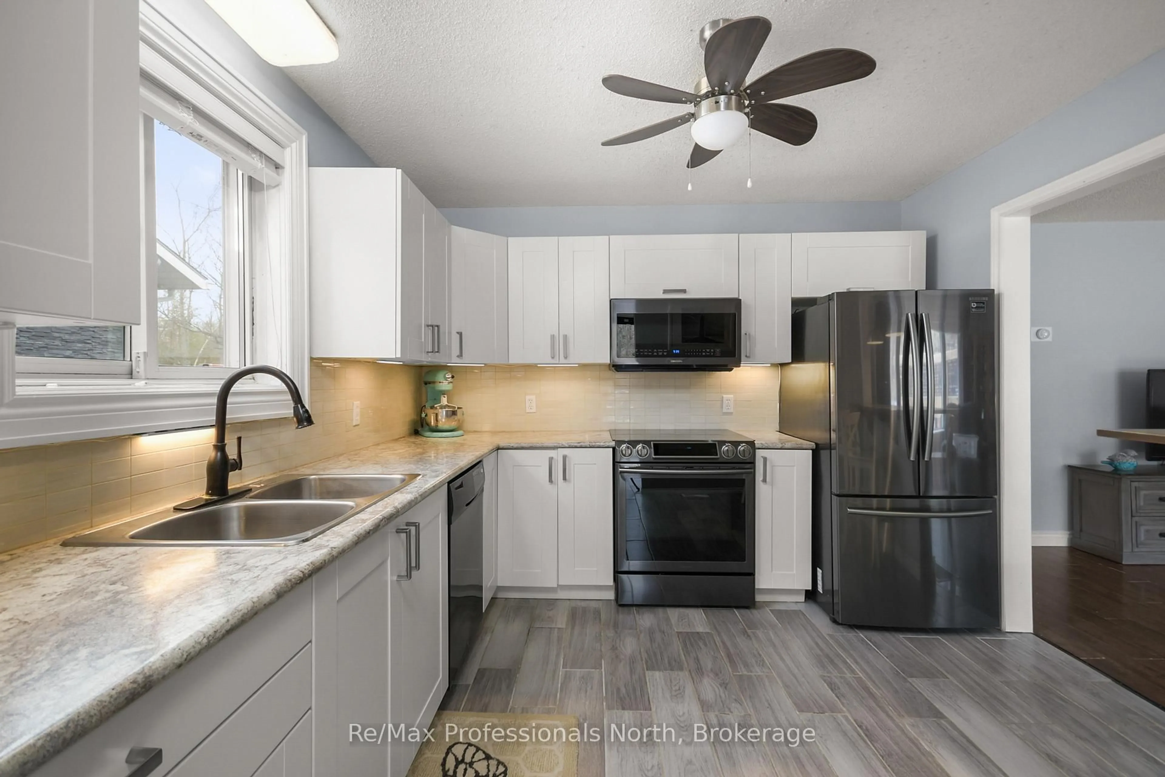 Open concept kitchen, ceramic/tile floor for 180 FERNWOOD Dr, Gravenhurst Ontario P1P 1P4