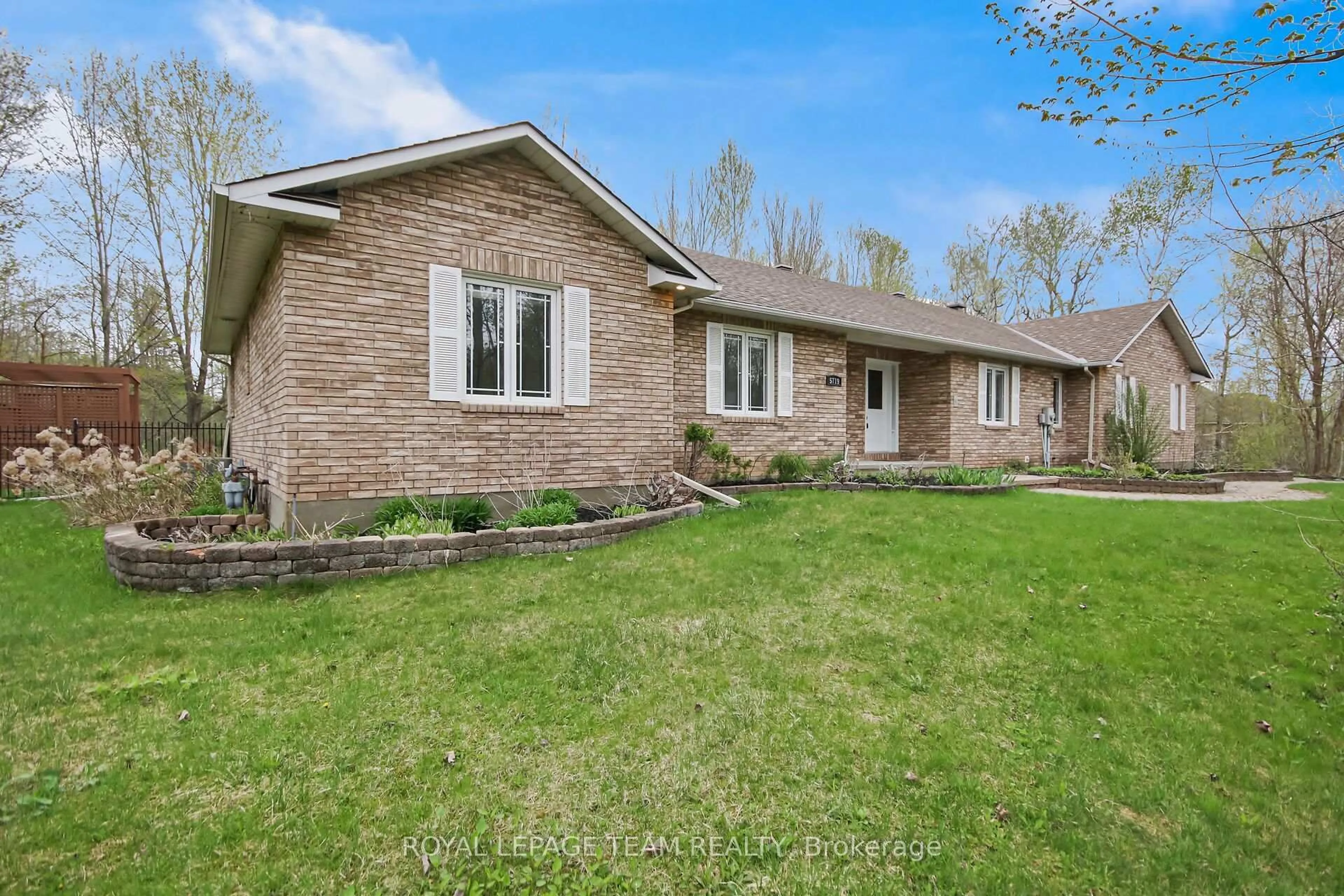 Home with brick exterior material, street for 5719 Stuewe Dr, Ottawa Ontario K4M 1L2