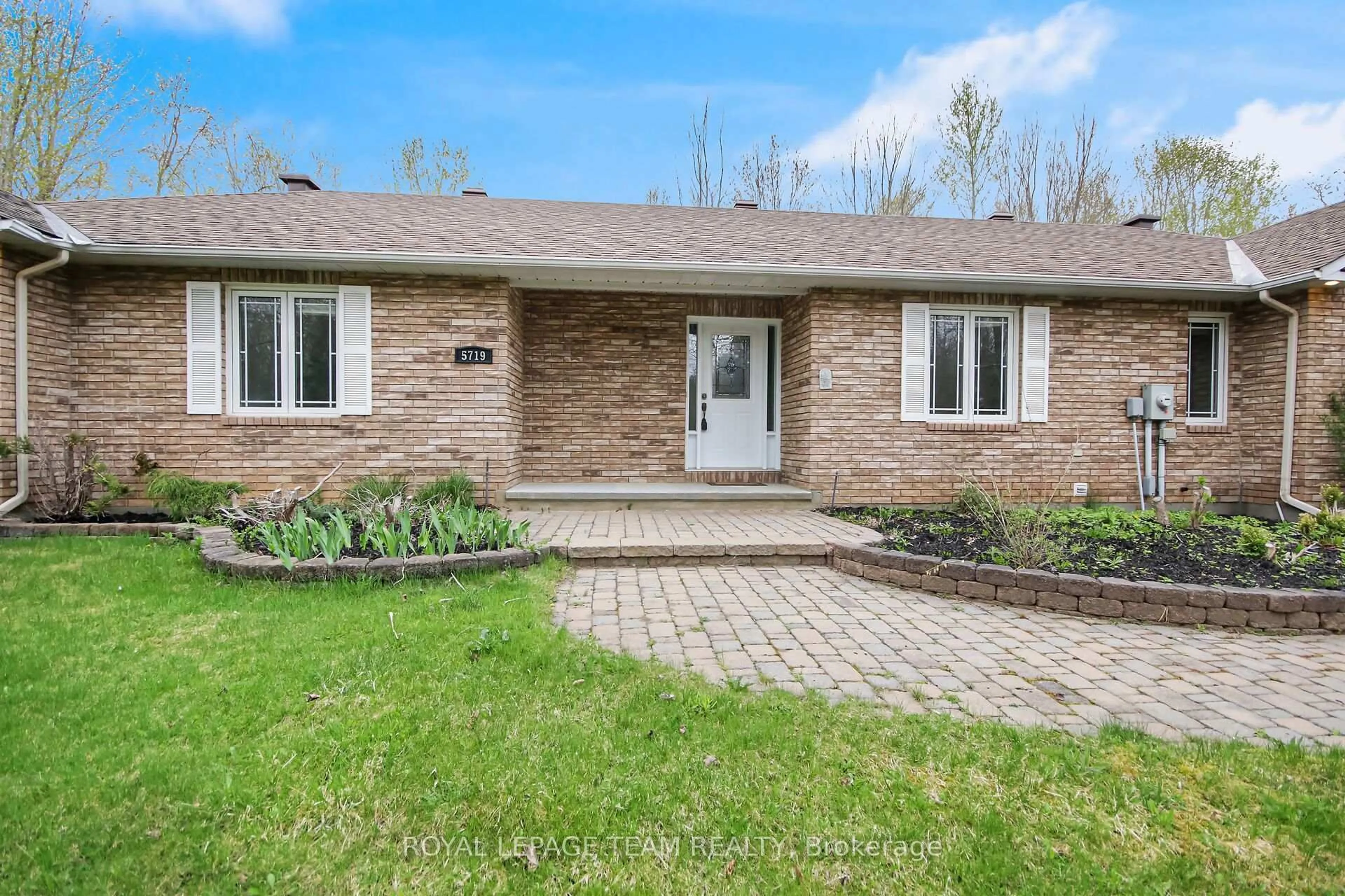 Home with brick exterior material, street for 5719 Stuewe Dr, Ottawa Ontario K4M 1L2