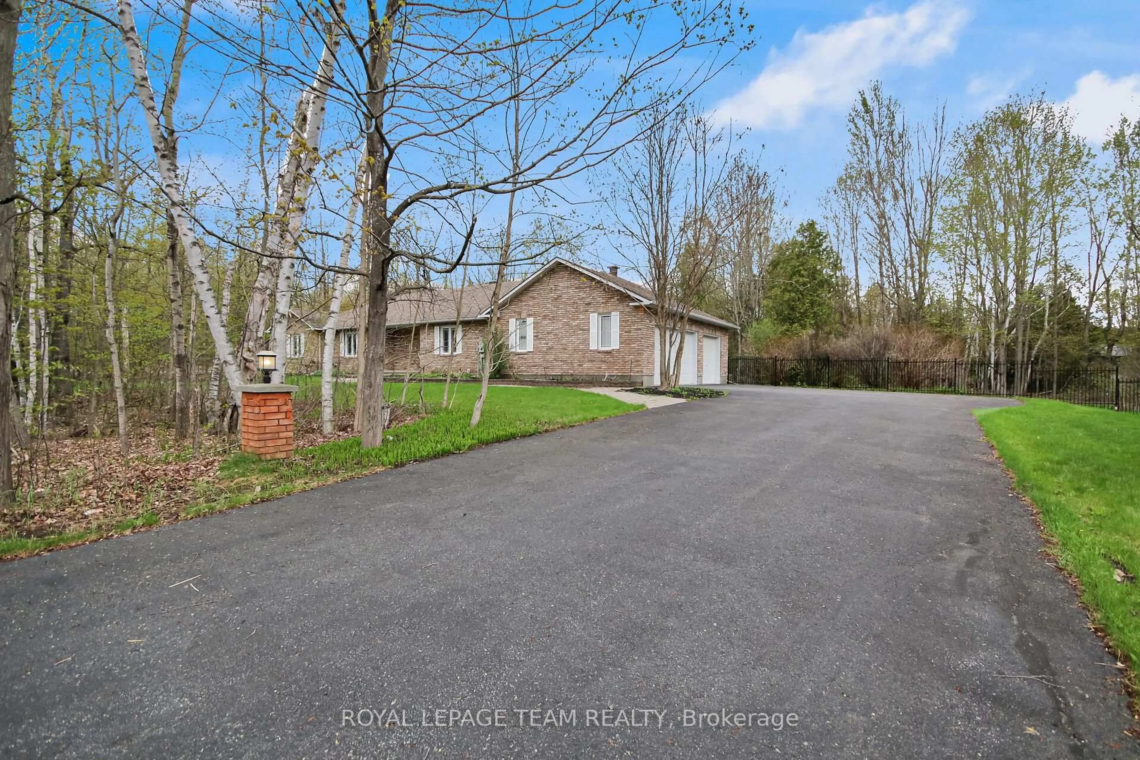 A pic from outside/outdoor area/front of a property/back of a property/a pic from drone, street for 5719 Stuewe Dr, Ottawa Ontario K4M 1L2