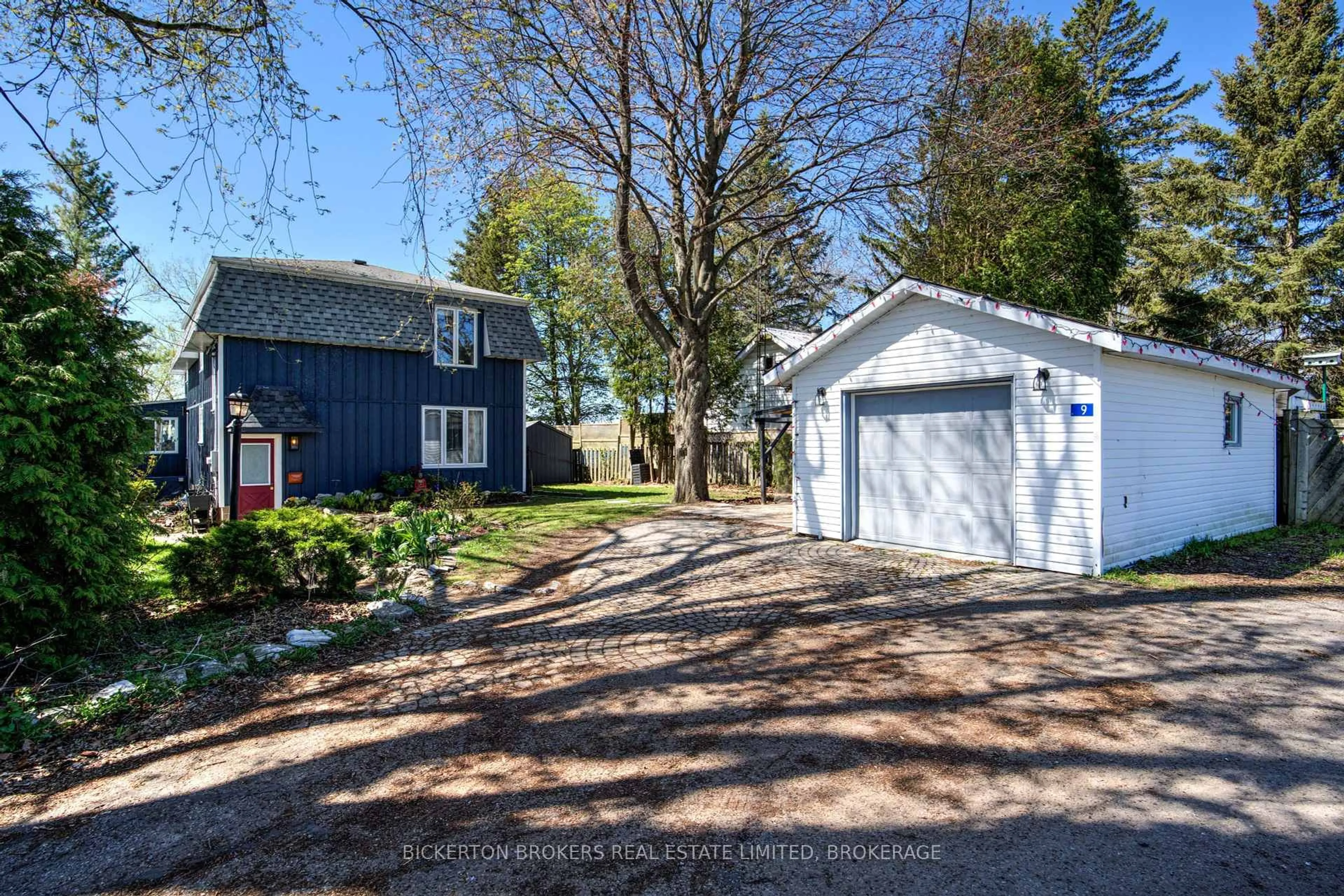 A pic from outside/outdoor area/front of a property/back of a property/a pic from drone, street for 9 Gray's Lane, Gananoque Ontario K7G 2V4