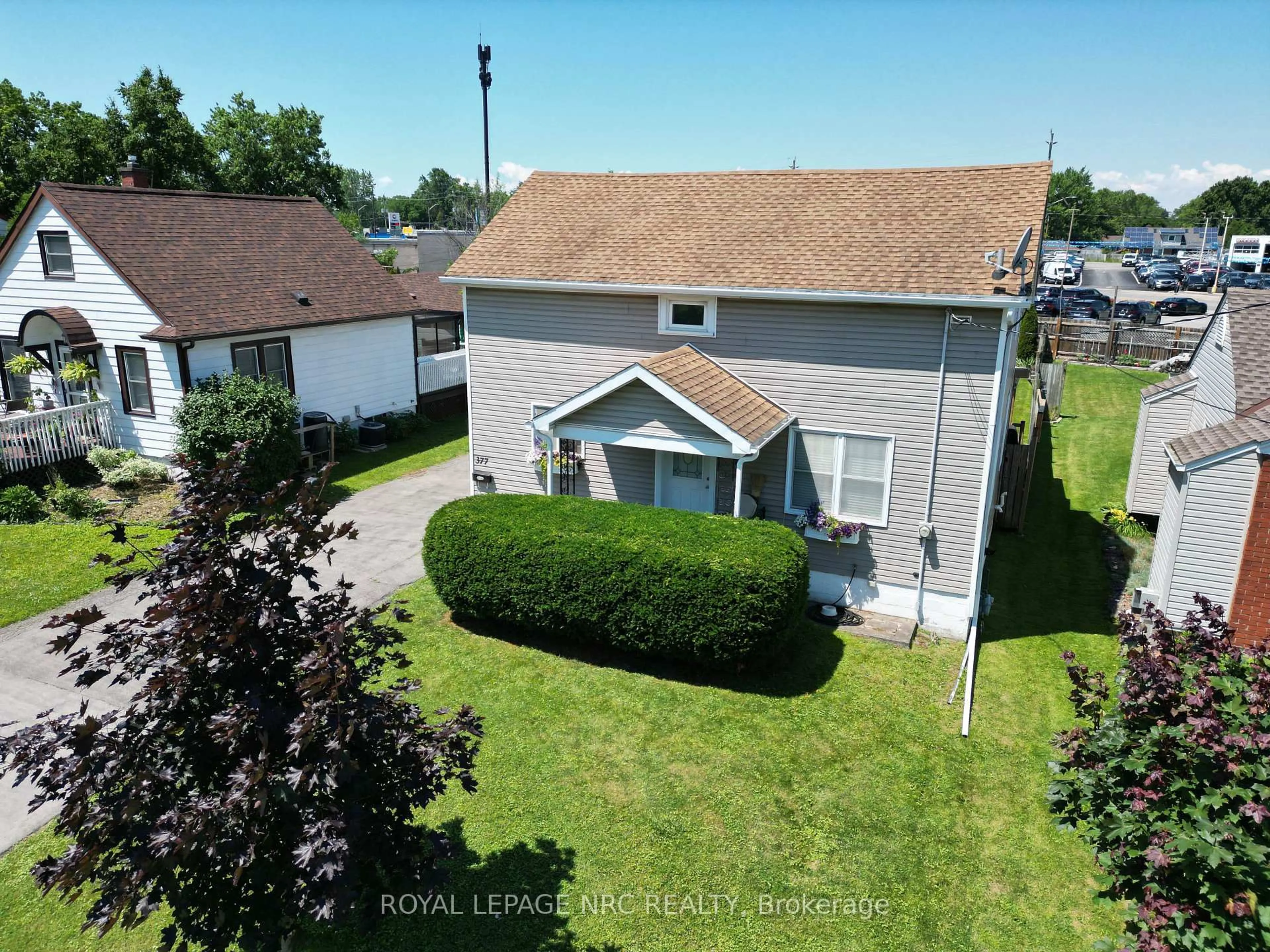 A pic from outside/outdoor area/front of a property/back of a property/a pic from drone, street for 377 AQUEDUCT St, Welland Ontario L3C 1E2