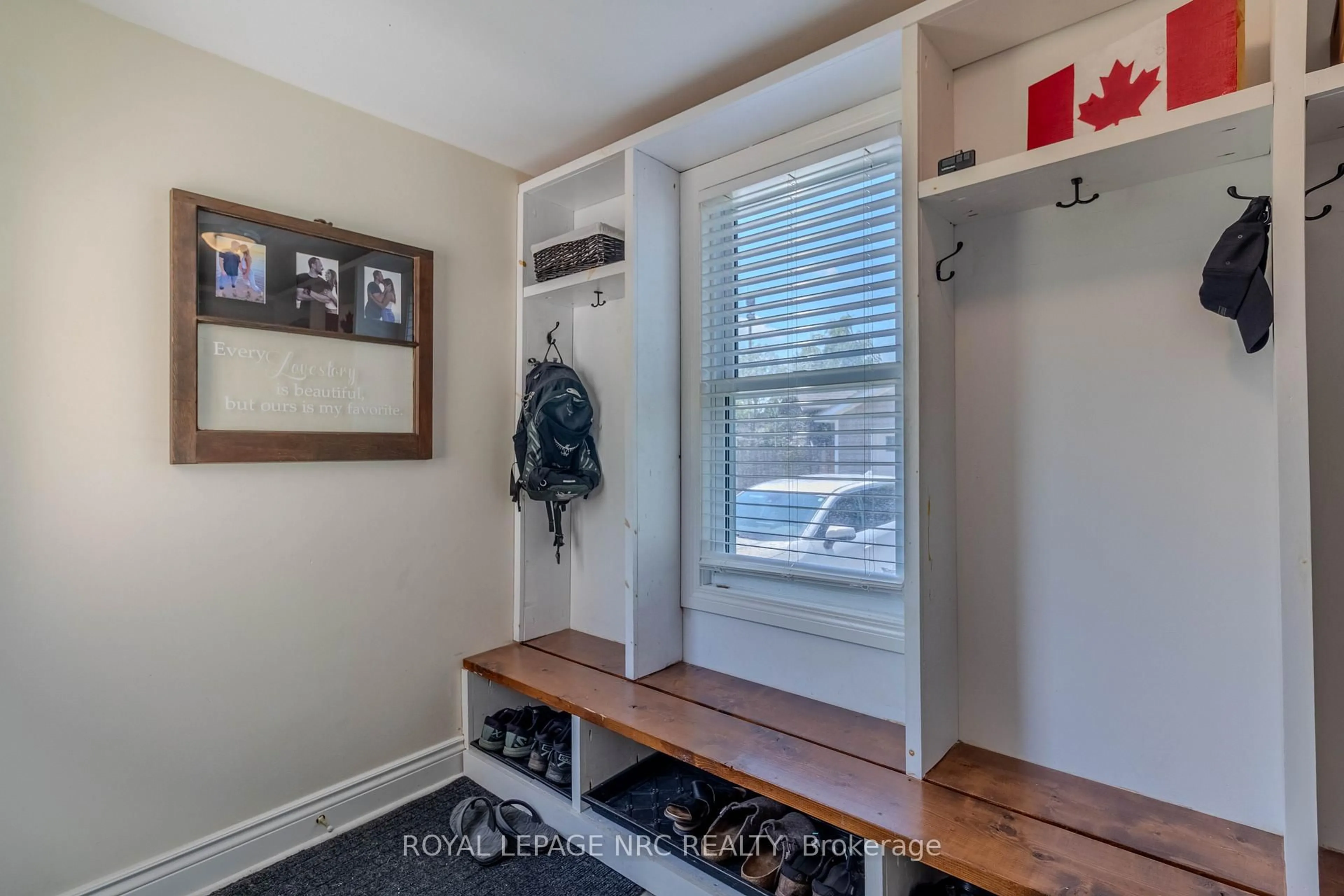 Indoor entryway for 377 AQUEDUCT St, Welland Ontario L3C 1E2