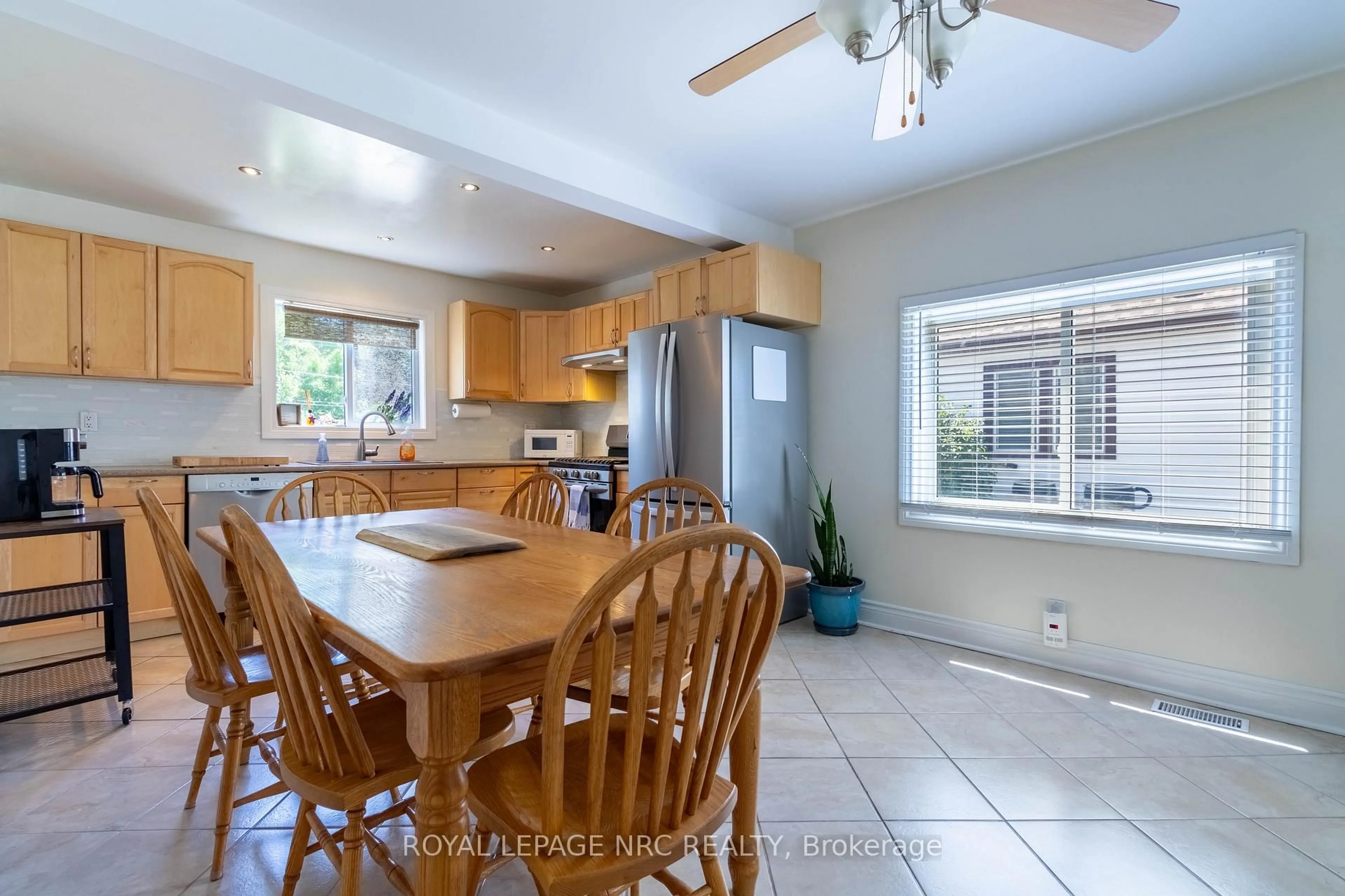 Open concept kitchen, ceramic/tile floor for 377 AQUEDUCT St, Welland Ontario L3C 1E2
