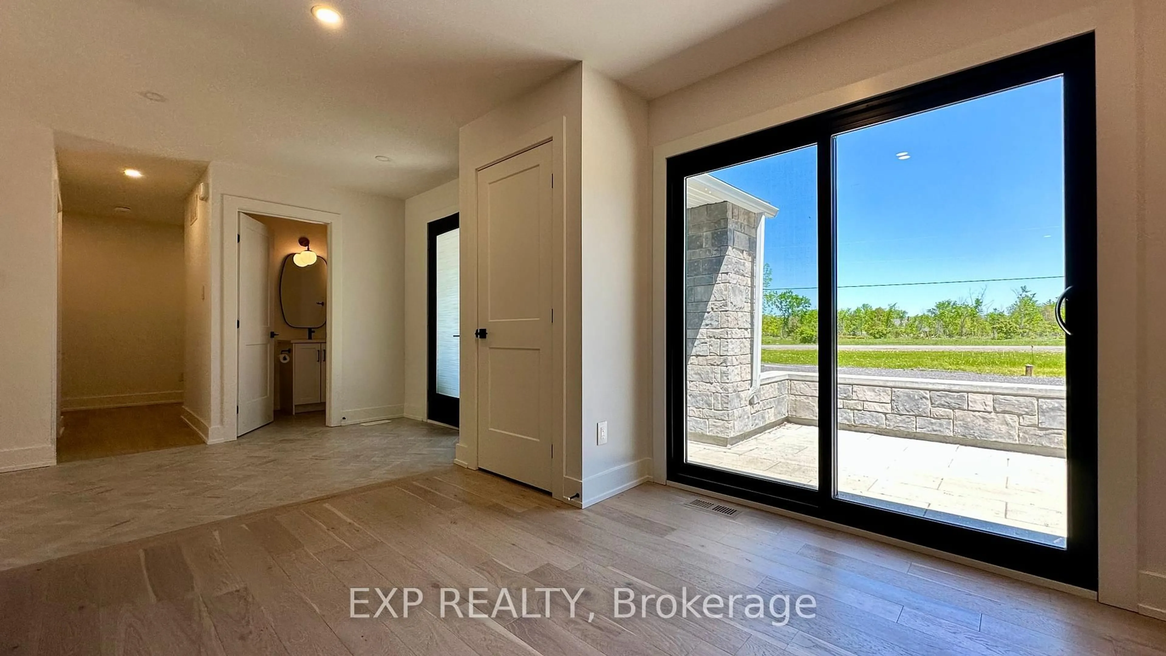 Indoor entryway for 121 WAGON Dr, Ottawa Ontario K0A 1T0
