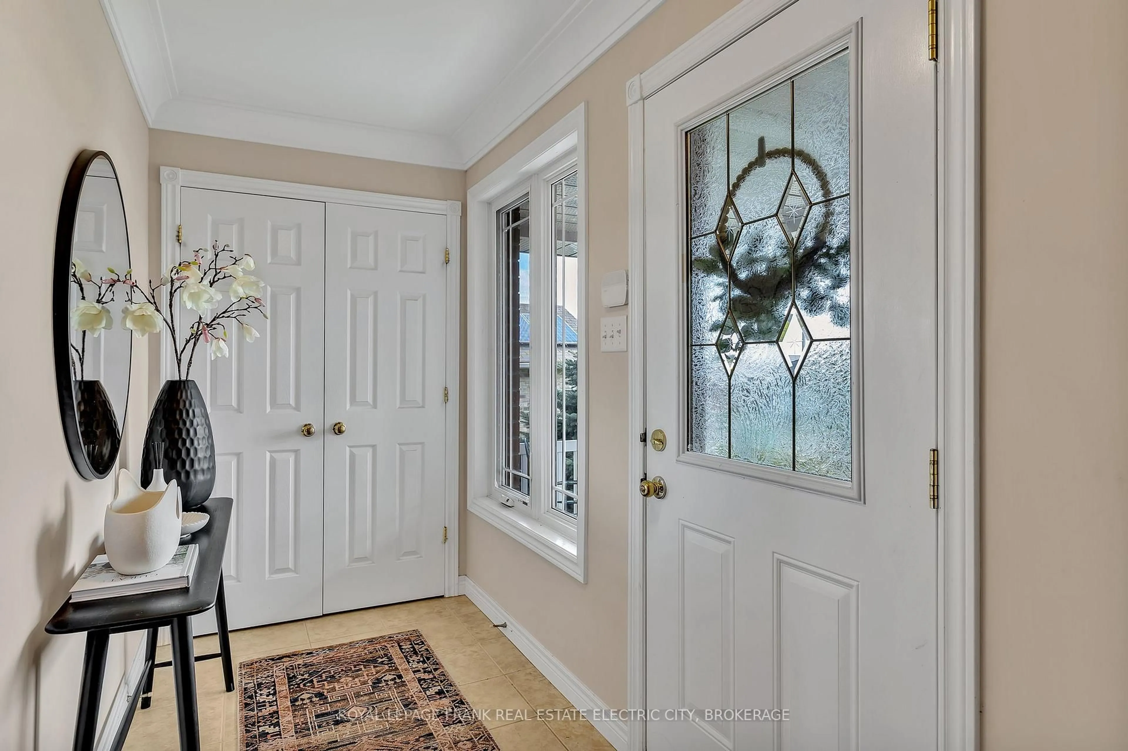 Indoor entryway for 1232 Scollard Dr, Peterborough East Ontario K9H 0A8